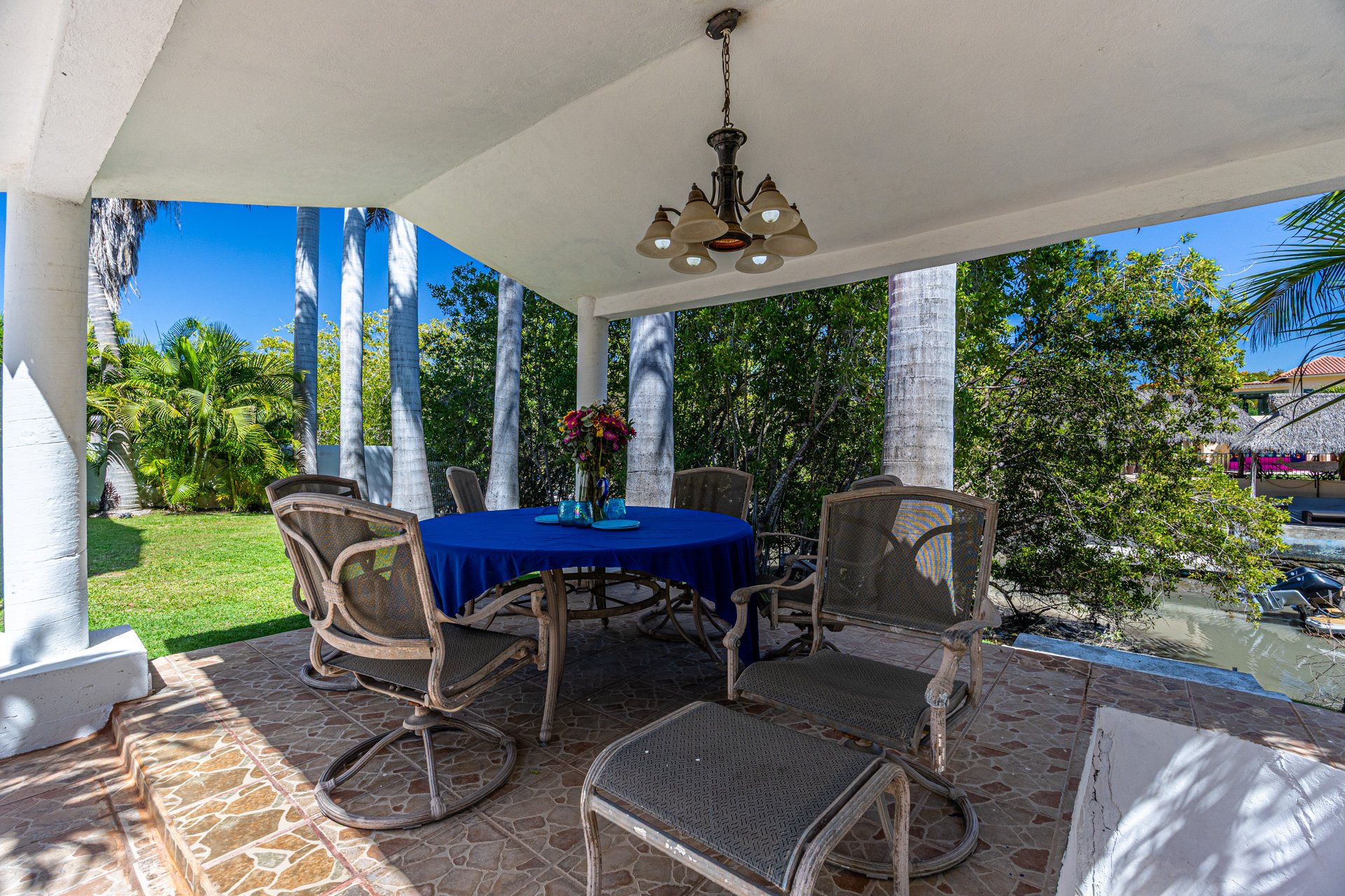 Comedor bajo la pérgola junto al canal