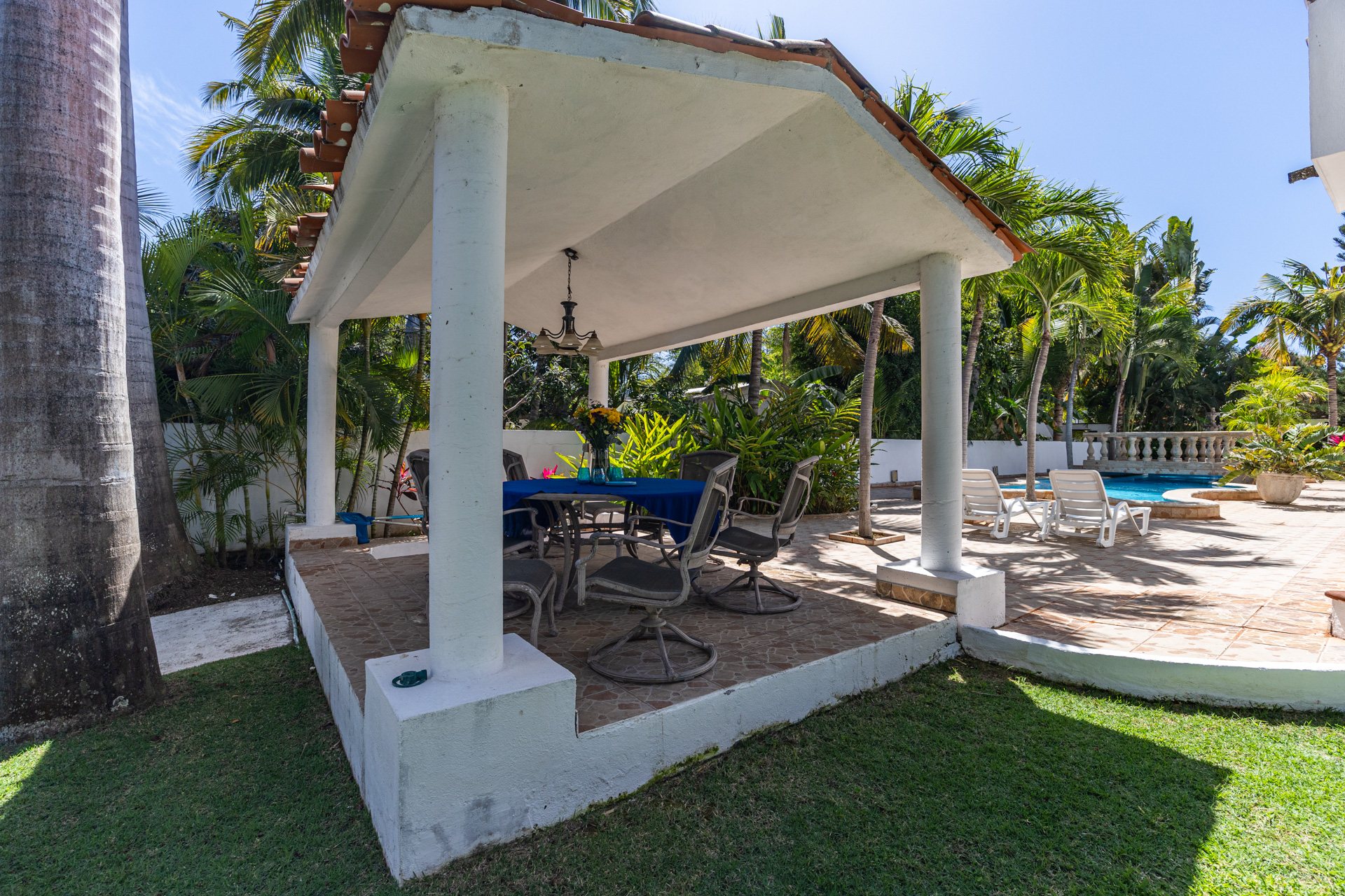 La pérgola y el jardín