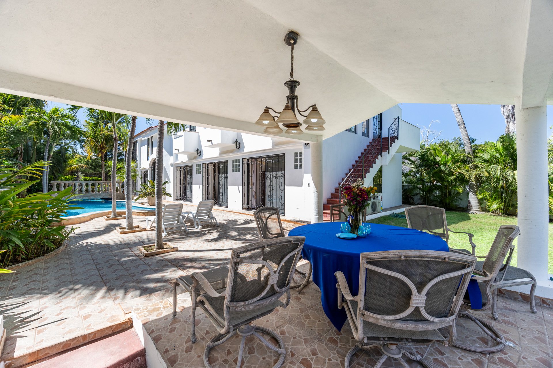 Desde la pérgola hacia la alberca y la casa