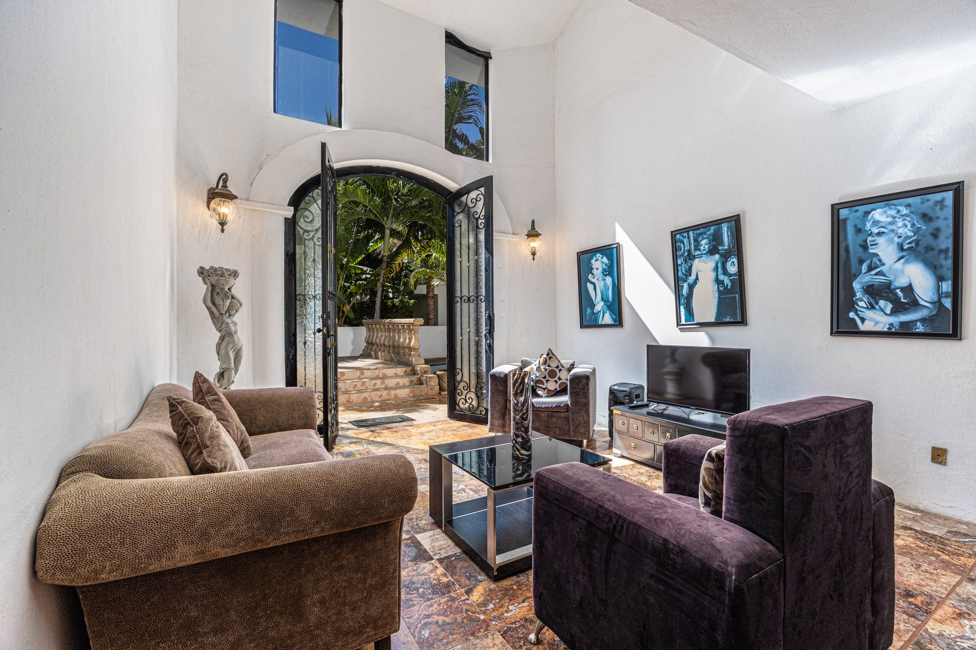 Sala abierta al patio