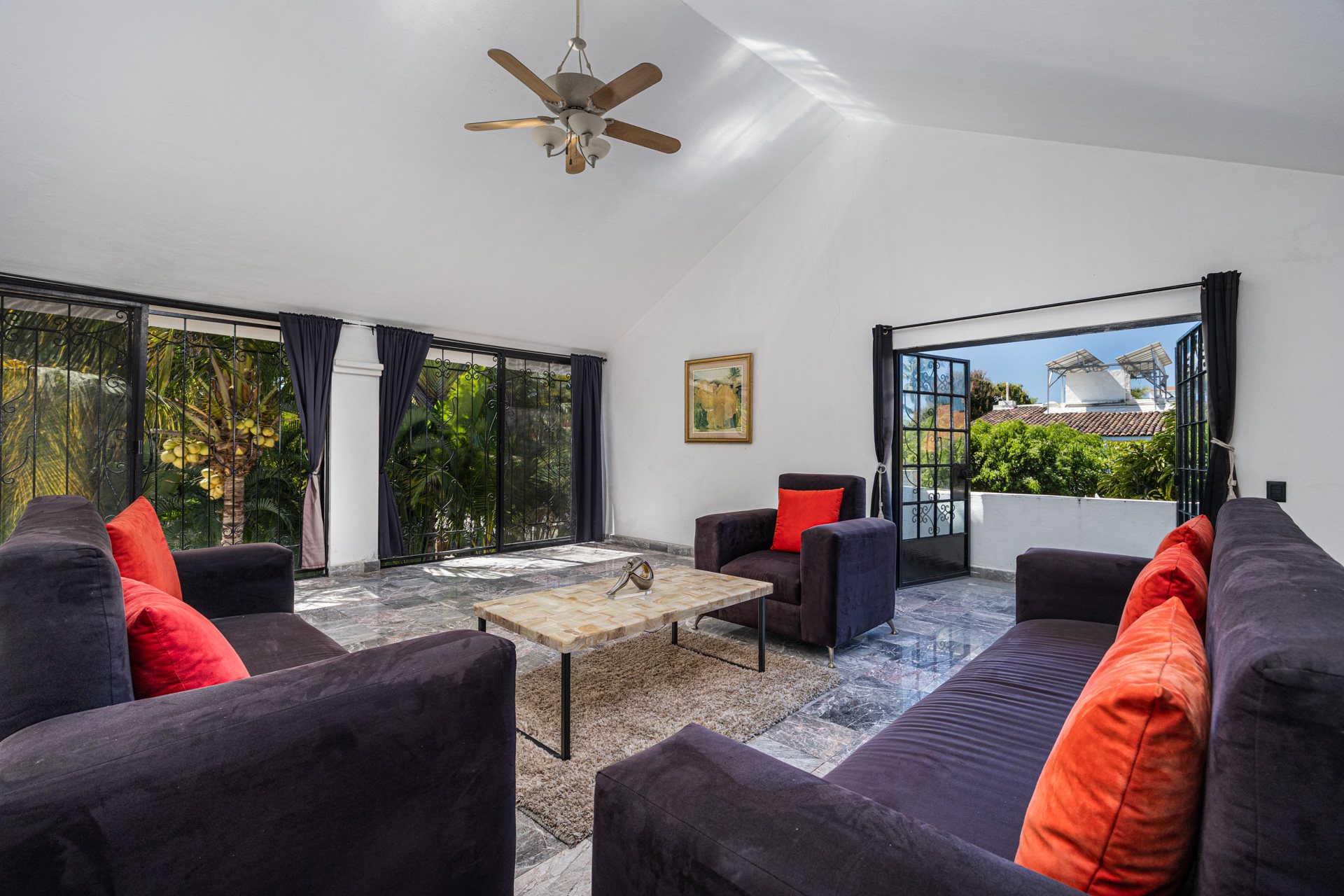 Sala familiar con puertas de cristal hacia el jardín