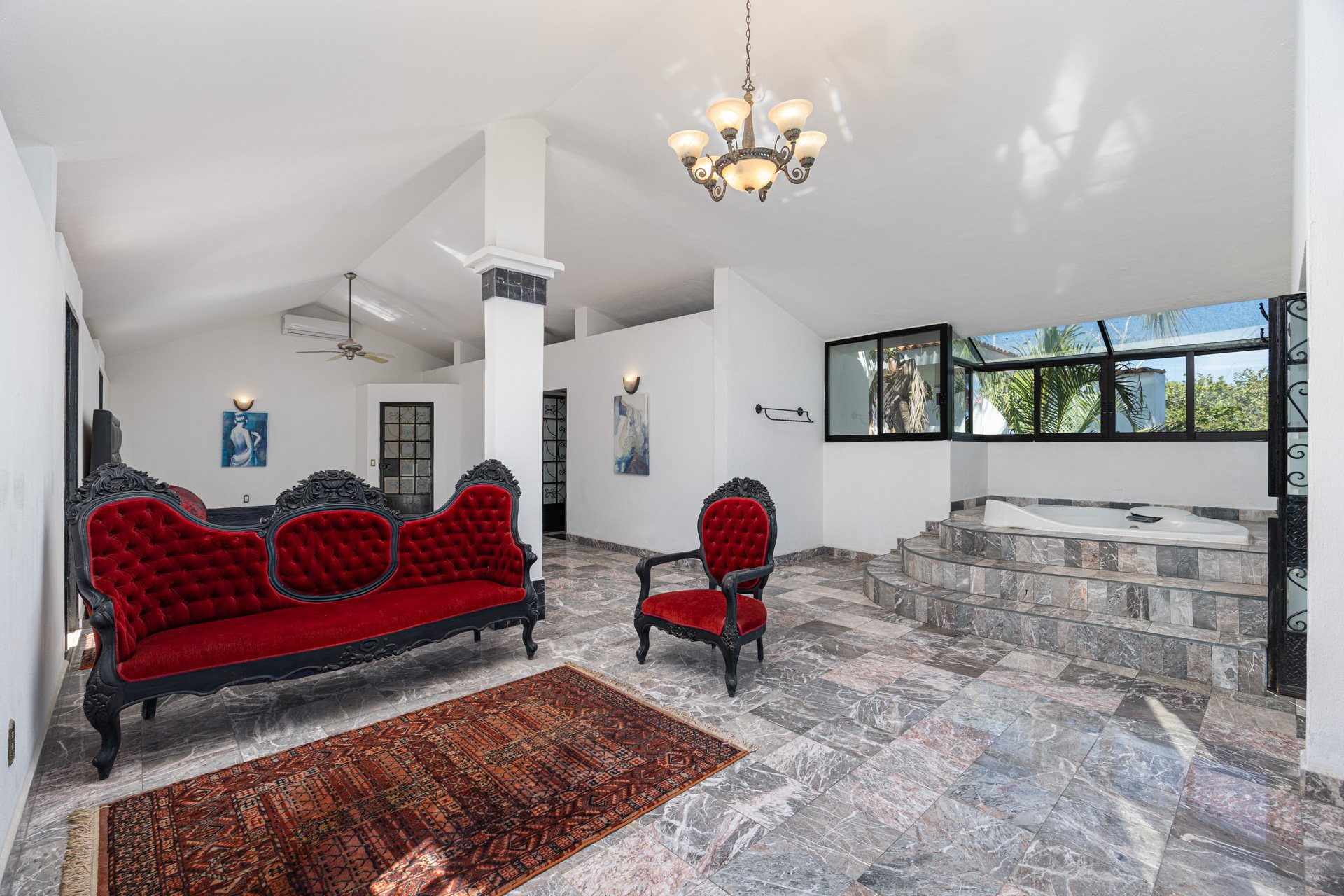 Sala de la recámara principal con el jacuzzi al fondo
