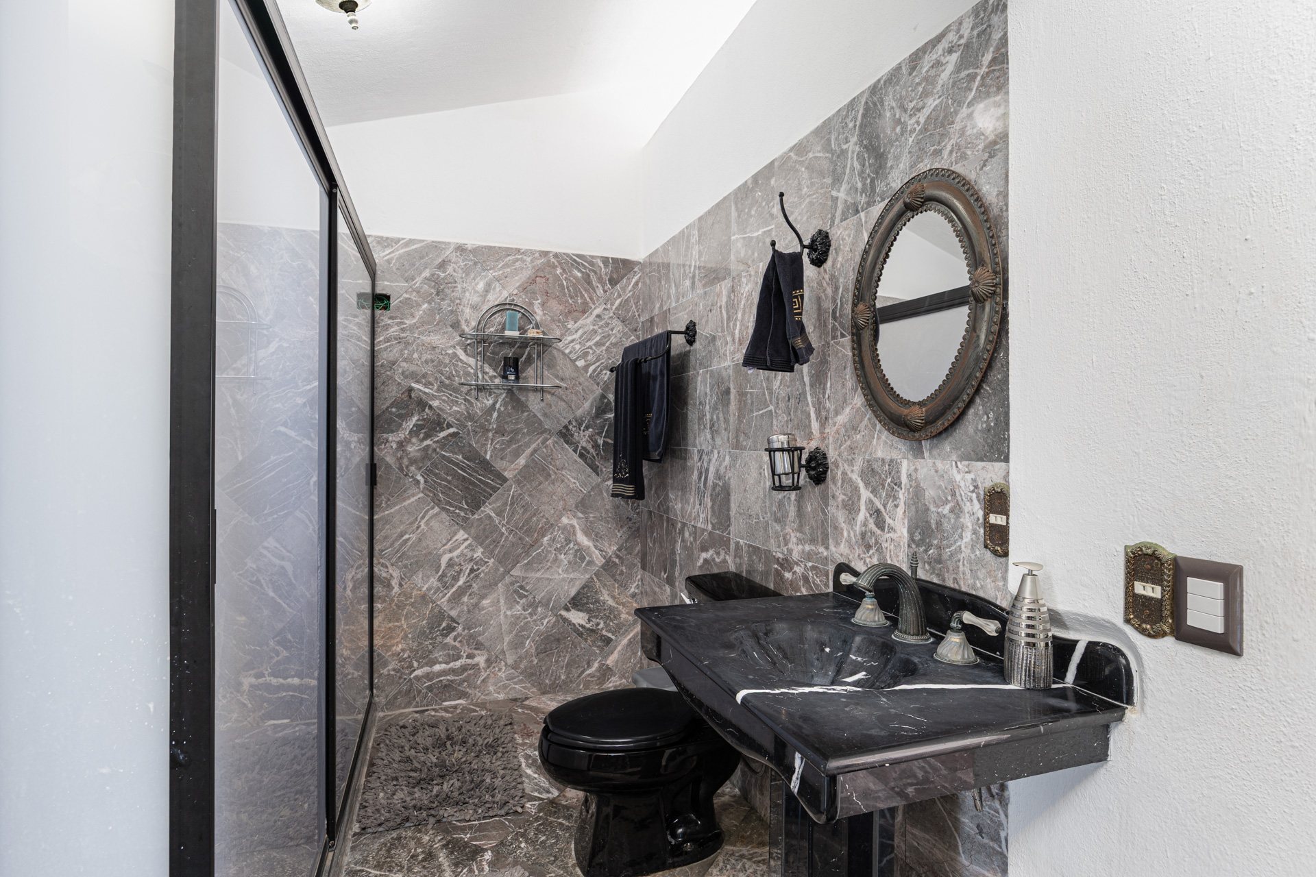 Baño principal en piedra gris
