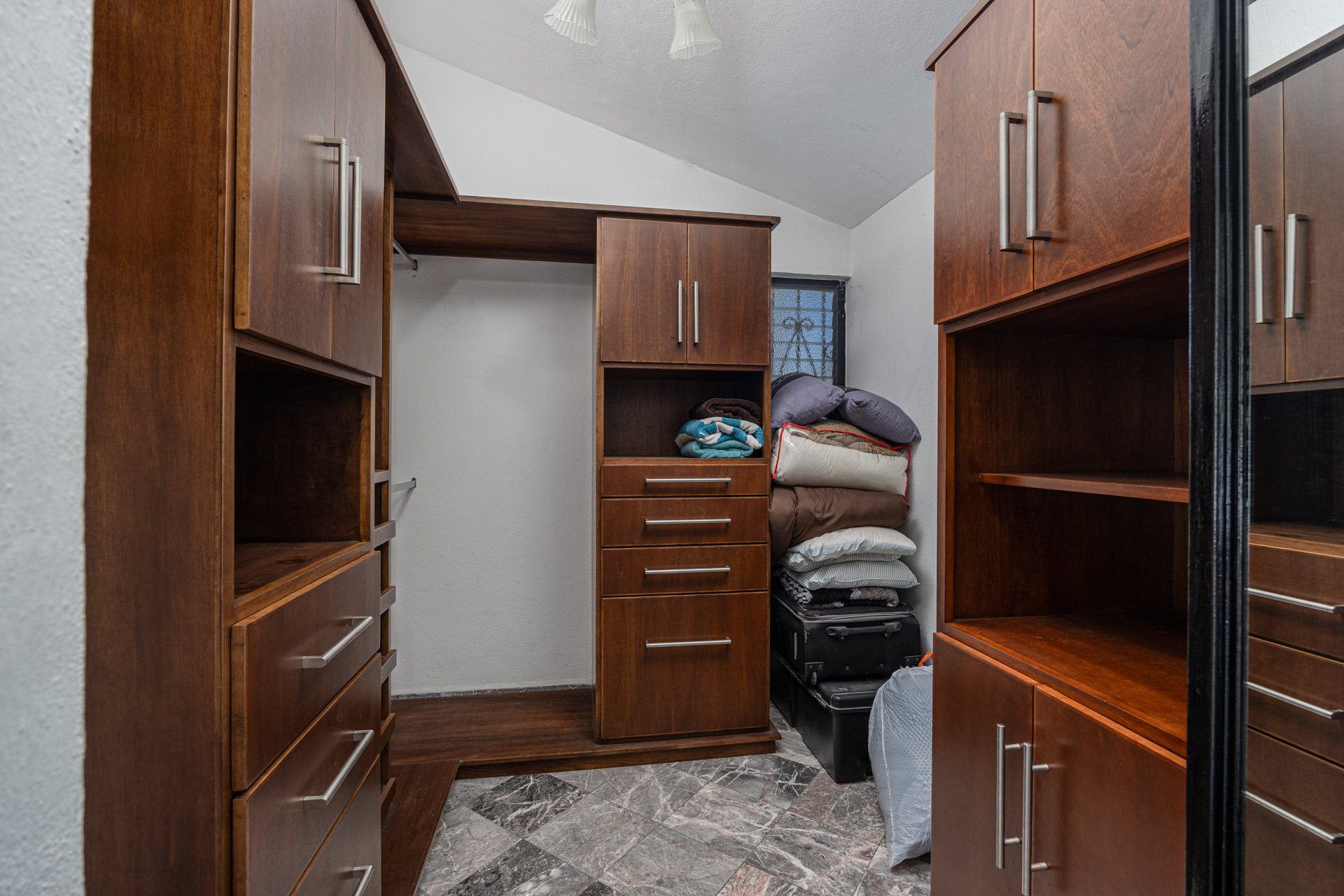 Vestidor principal con carpintería de madera