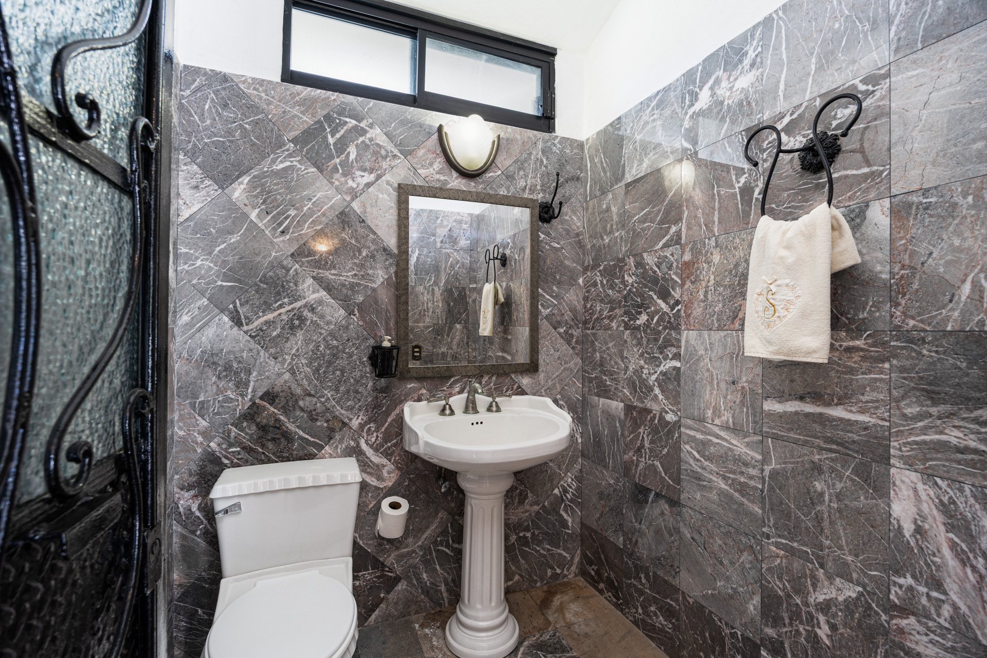 Medio baño en piedra gris