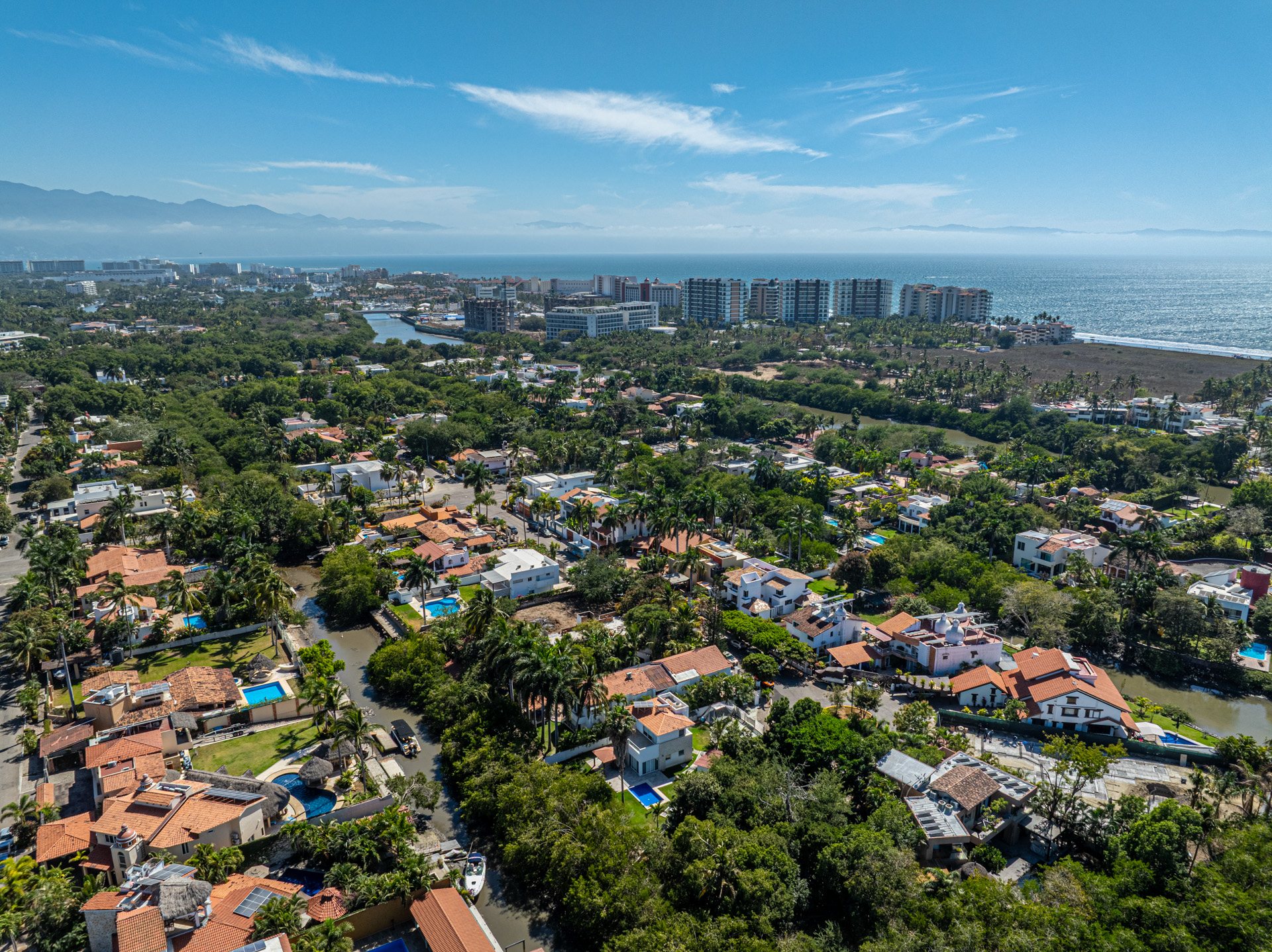 Vista aérea de la comunidad del canal hacia la playa y la bahía