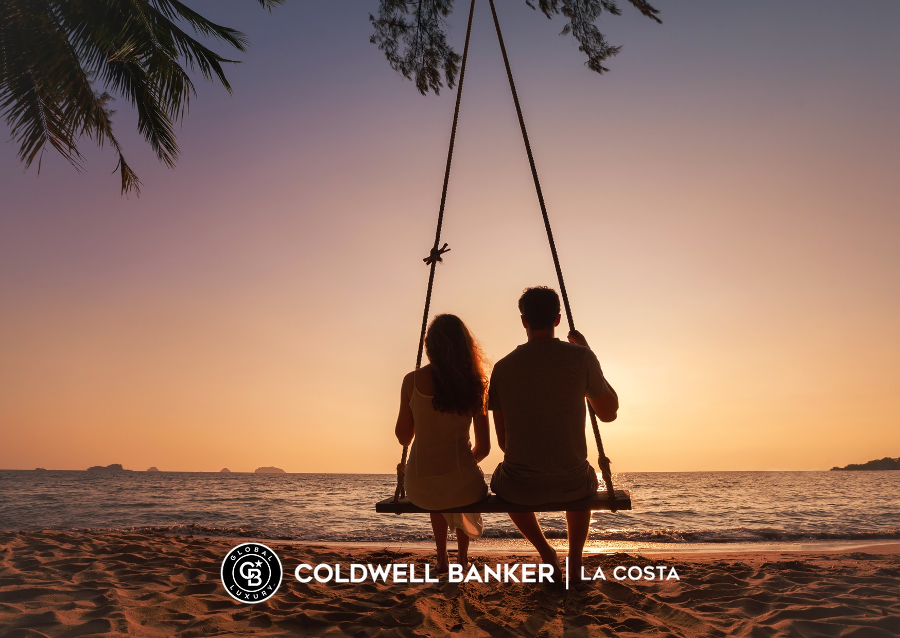Una pareja en silueta en un columpio de playa al atardecer junto al logotipo de Coldwell Banker Global Luxury La Costa, Puerto Vallarta