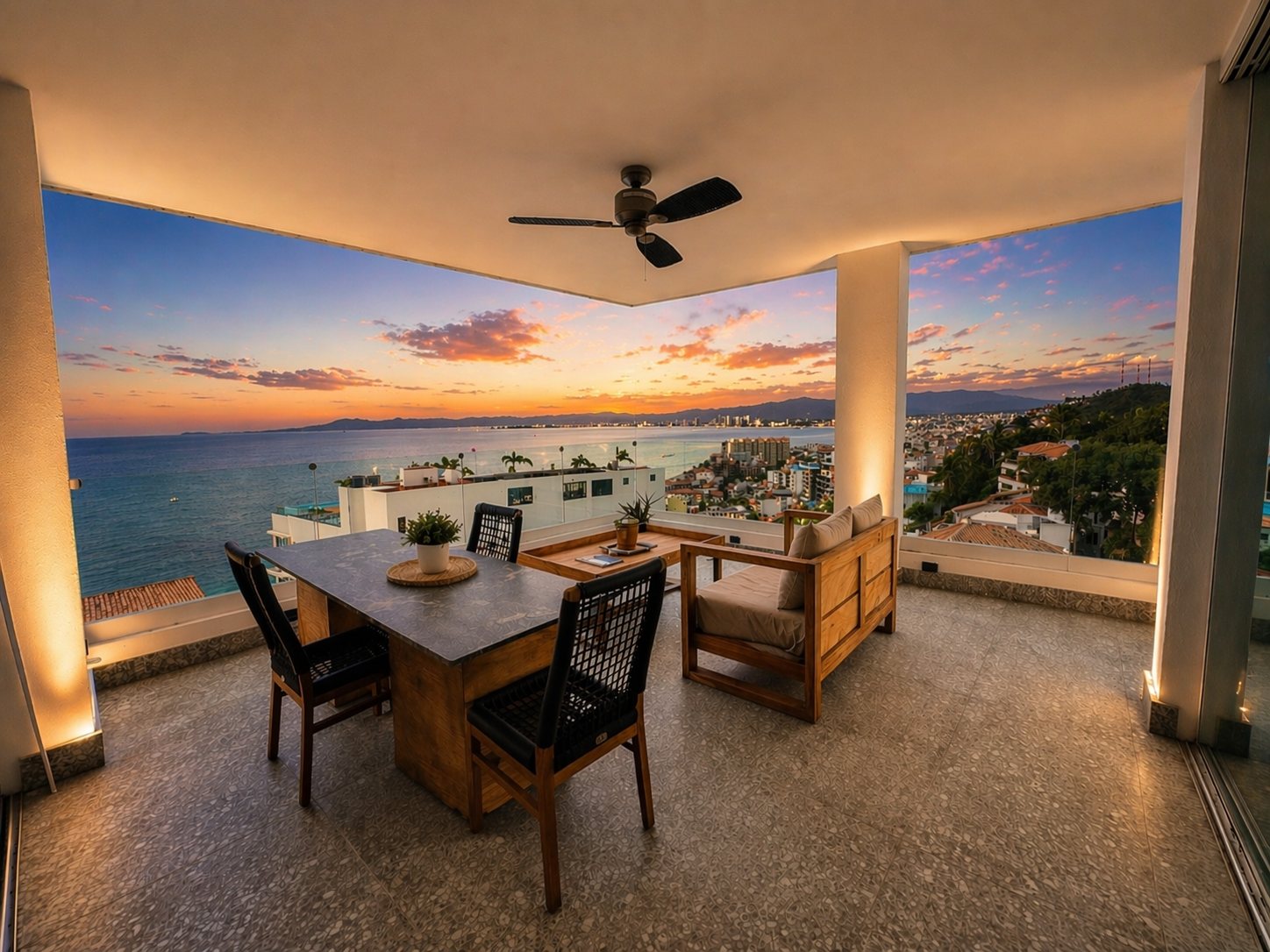 Terraza al atardecer con las luces de la bahía