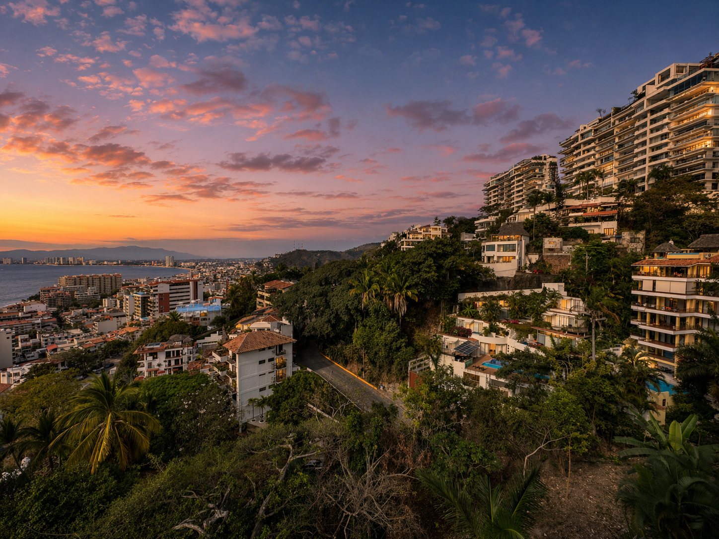 La ladera de Amapas al atardecer, con la bahía y la ciudad abajo
