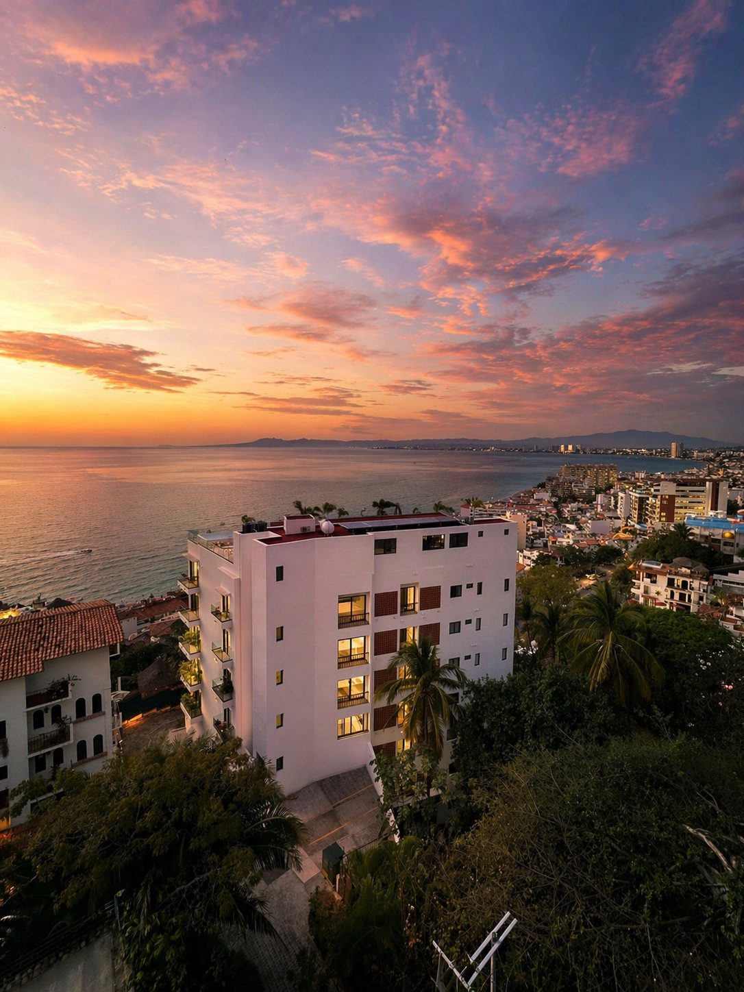 El edificio al anochecer sobre la bahía