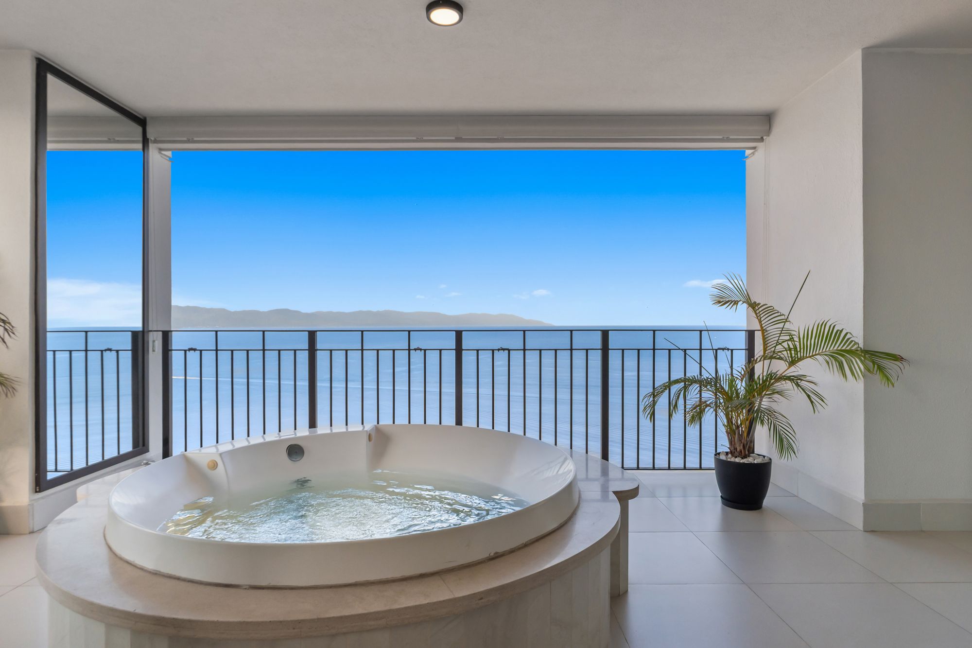 Jacuzzi facing the open ocean from the primary suite terrace