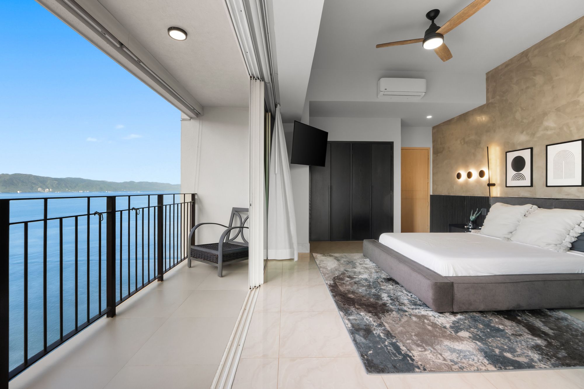 Third bedroom opening to a balcony over the bay