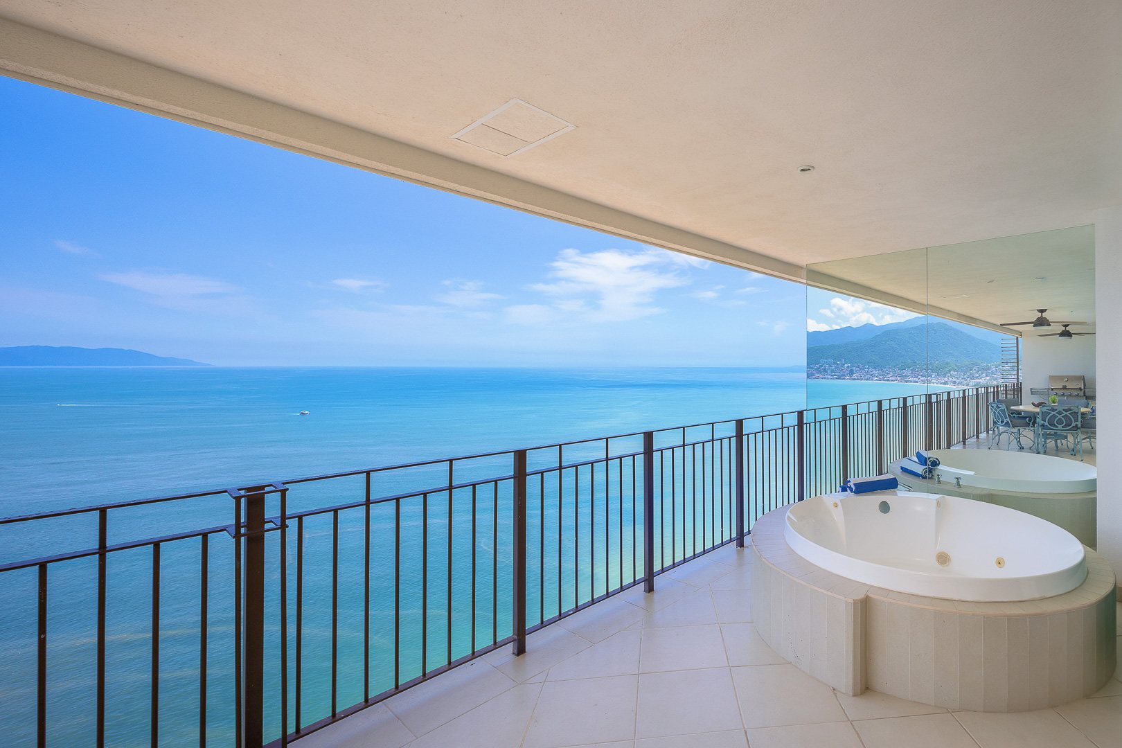 Jacuzzi on the covered ocean terrace, 26 floors above the bay