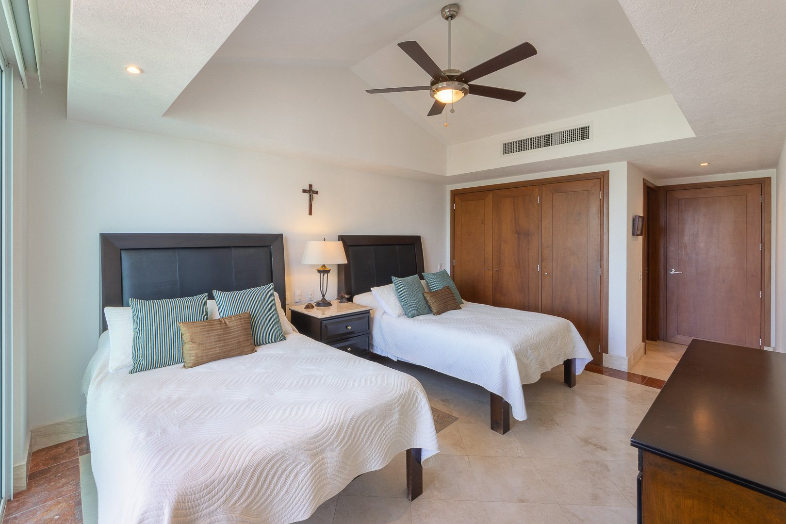 Twin bedroom with built-in wardrobe