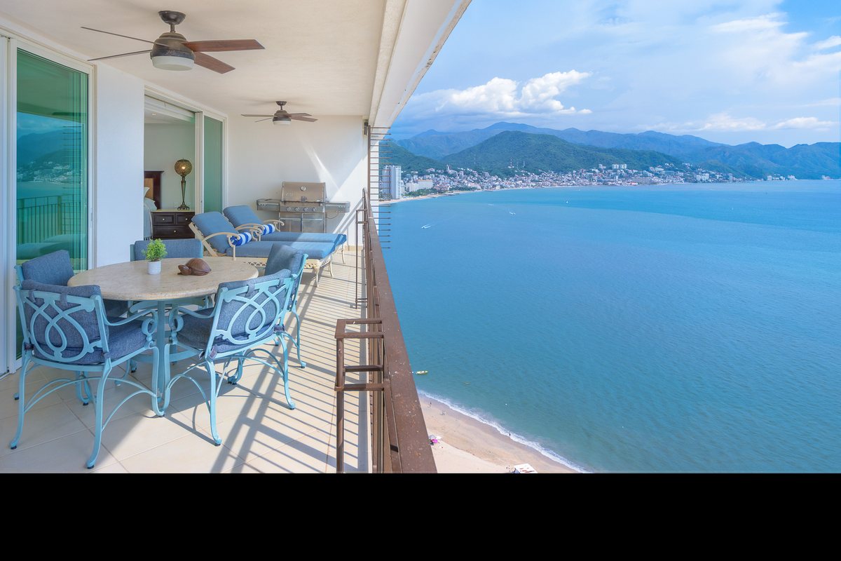 Terraza frente al mar del Penthouse PH1-03 de Grand Venetian con vista a la Bahía de Banderas y Puerto Vallarta