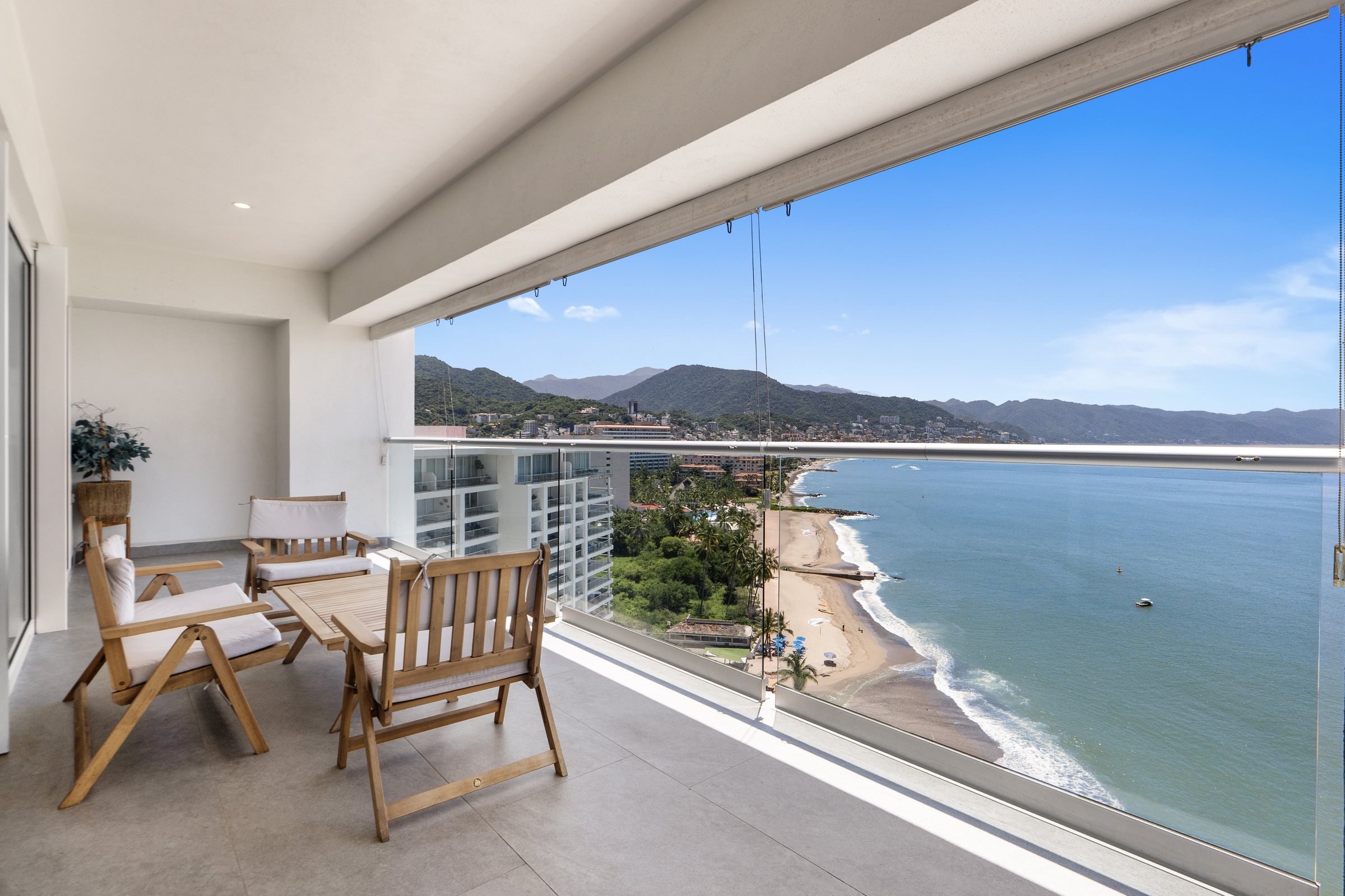 Terraza en esquina de la Residencia 1201 con vista a la playa de la Zona Hotelera, la Bahía de Banderas y la Sierra Madre