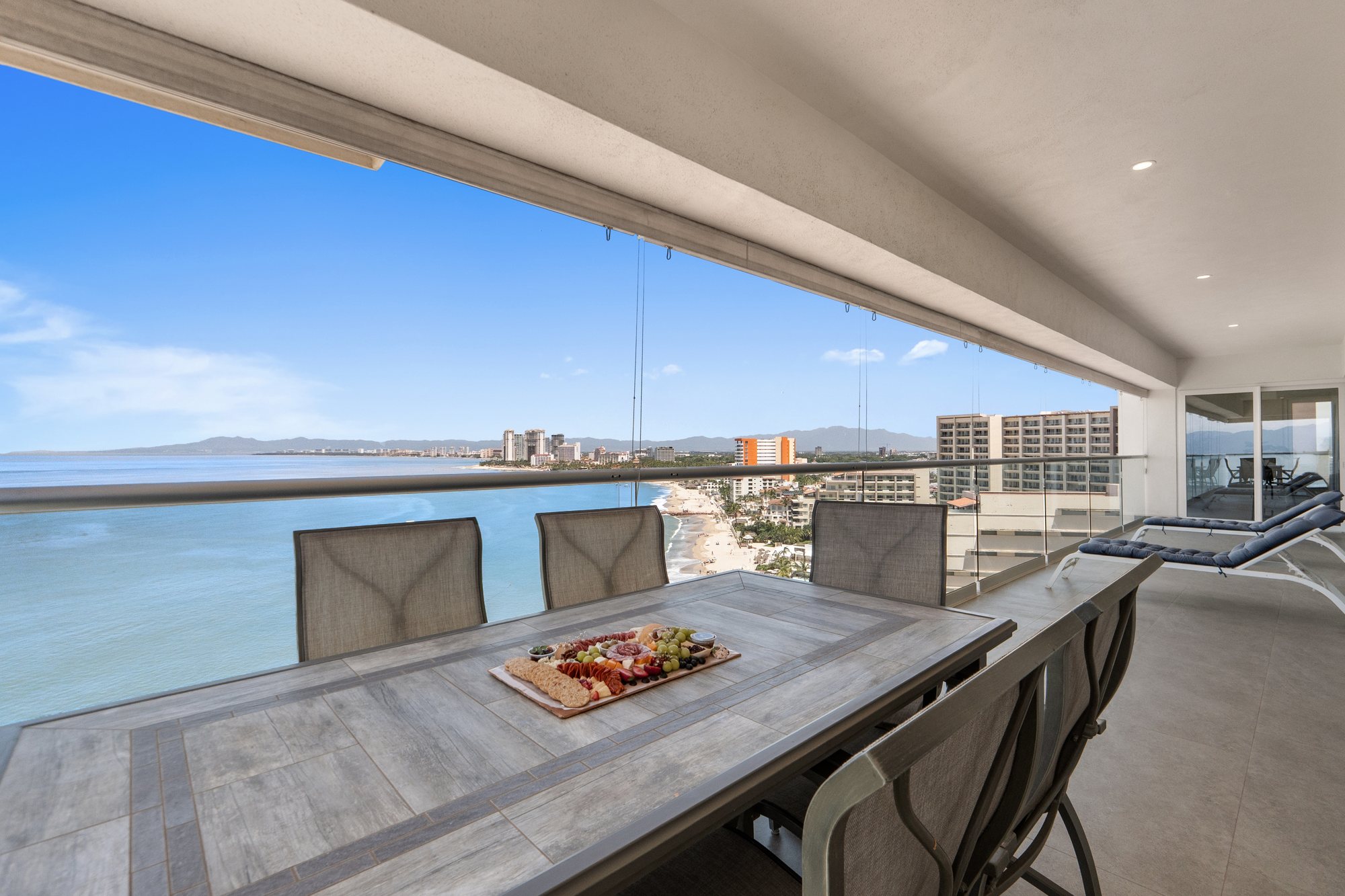 Comedor exterior en la terraza, con vista a la costa hacia Marina Vallarta