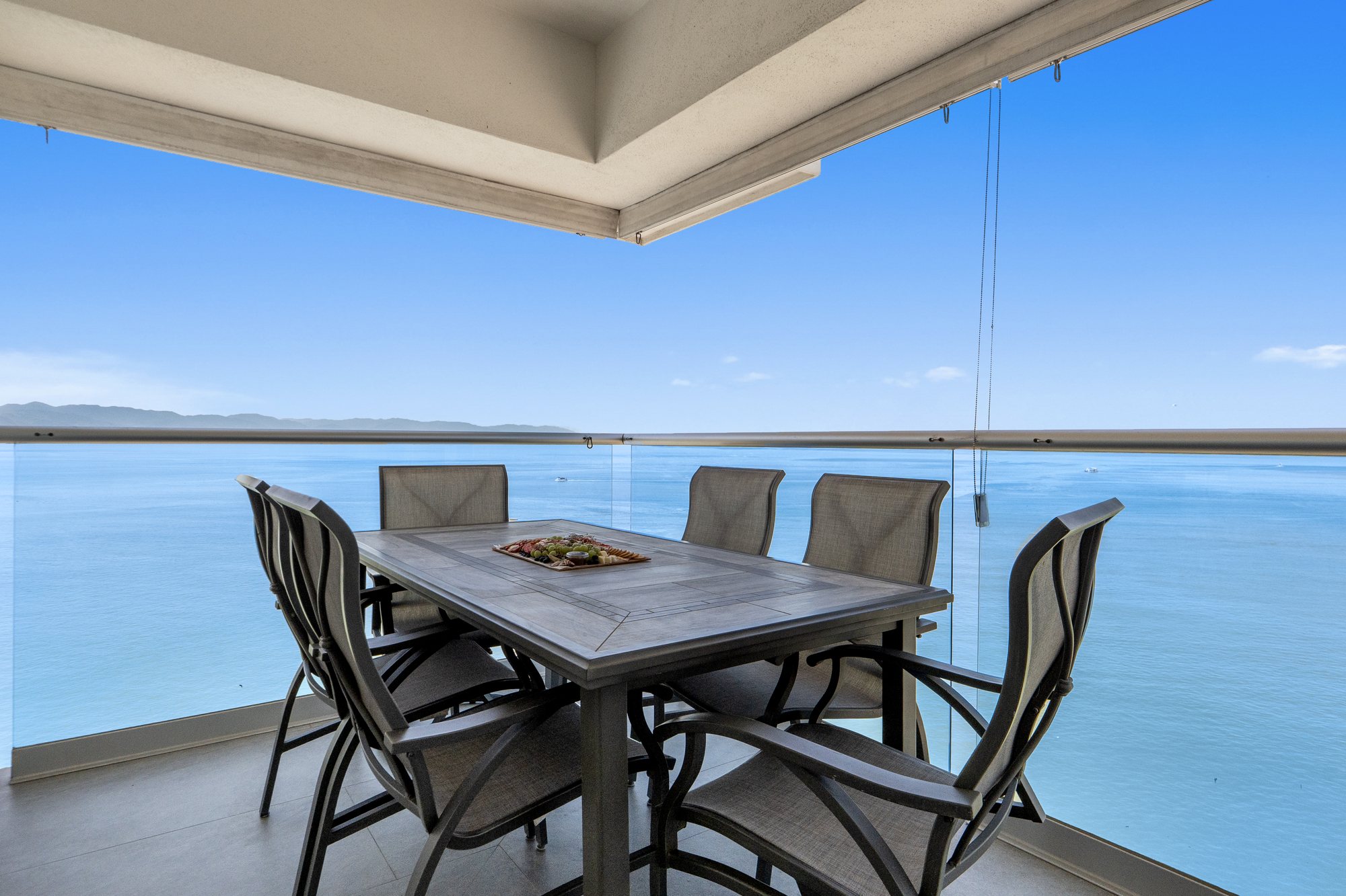 Mesa de la terraza frente a la bahía