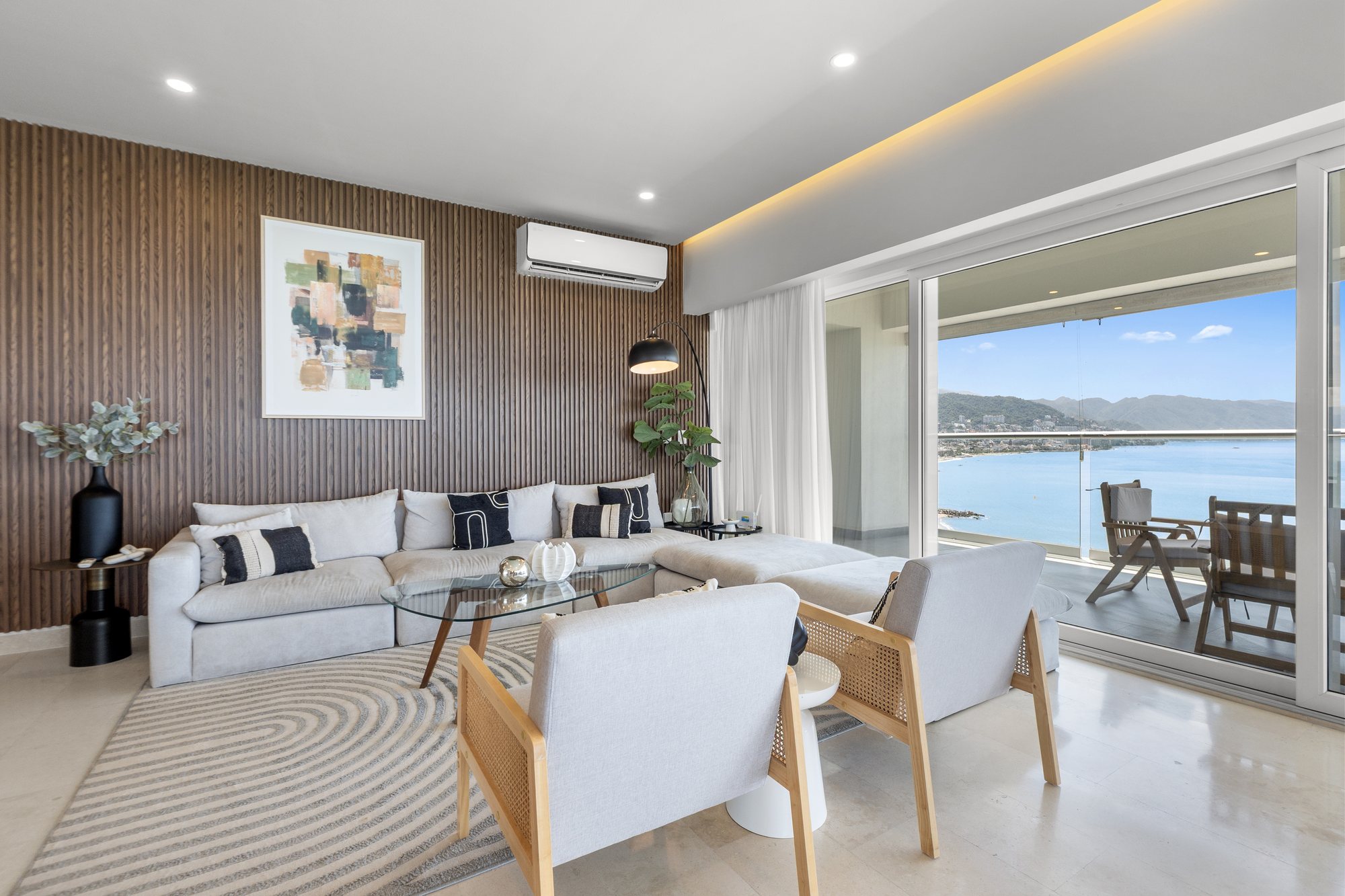 Sala abierta a la terraza