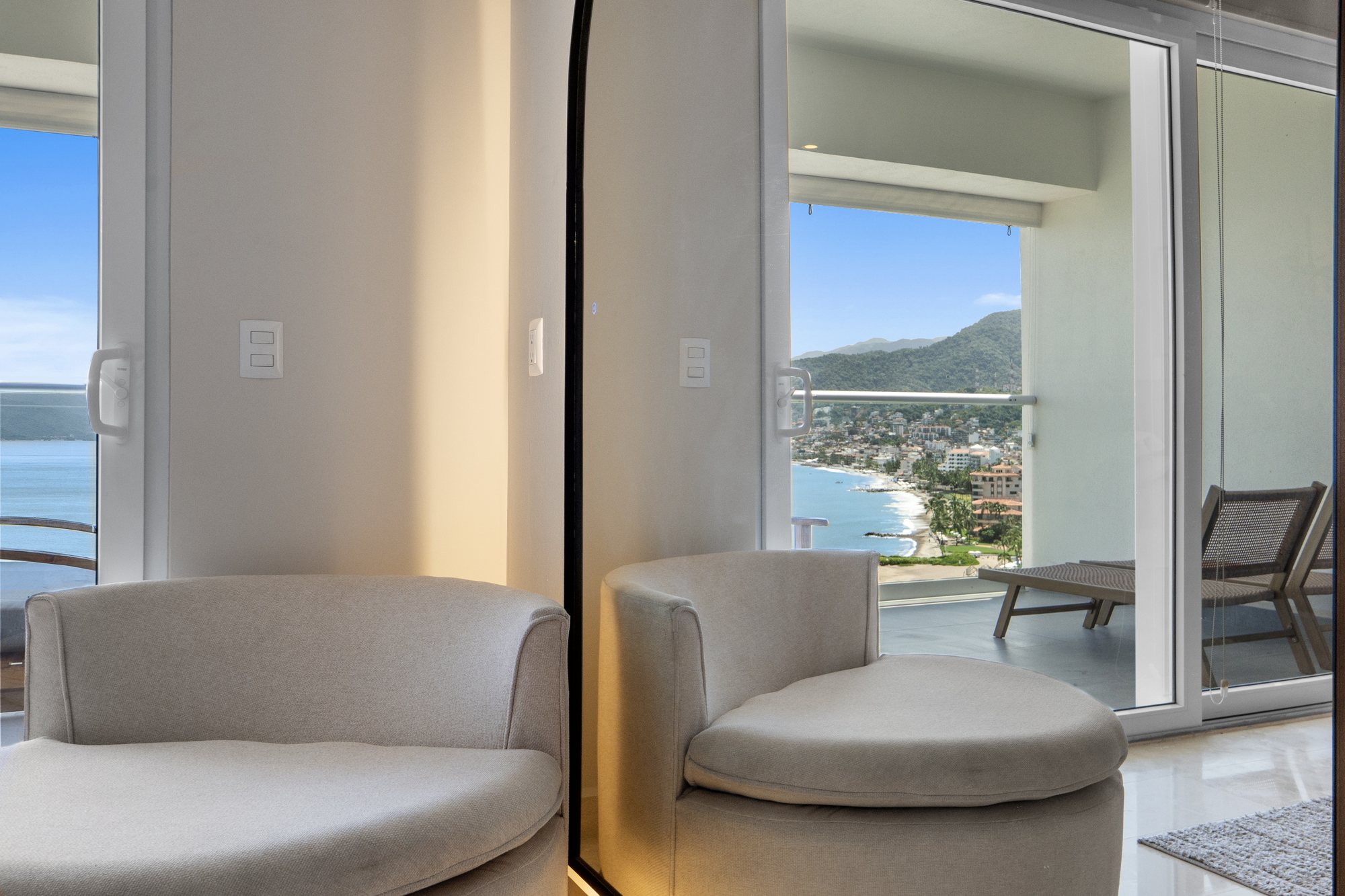 Sillones junto al cristal en una recámara