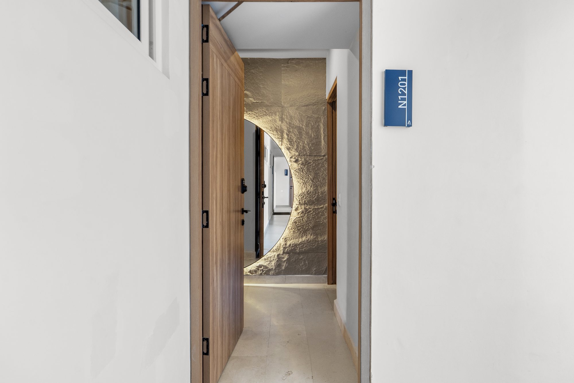 Puerta de entrada de la Residencia N1201