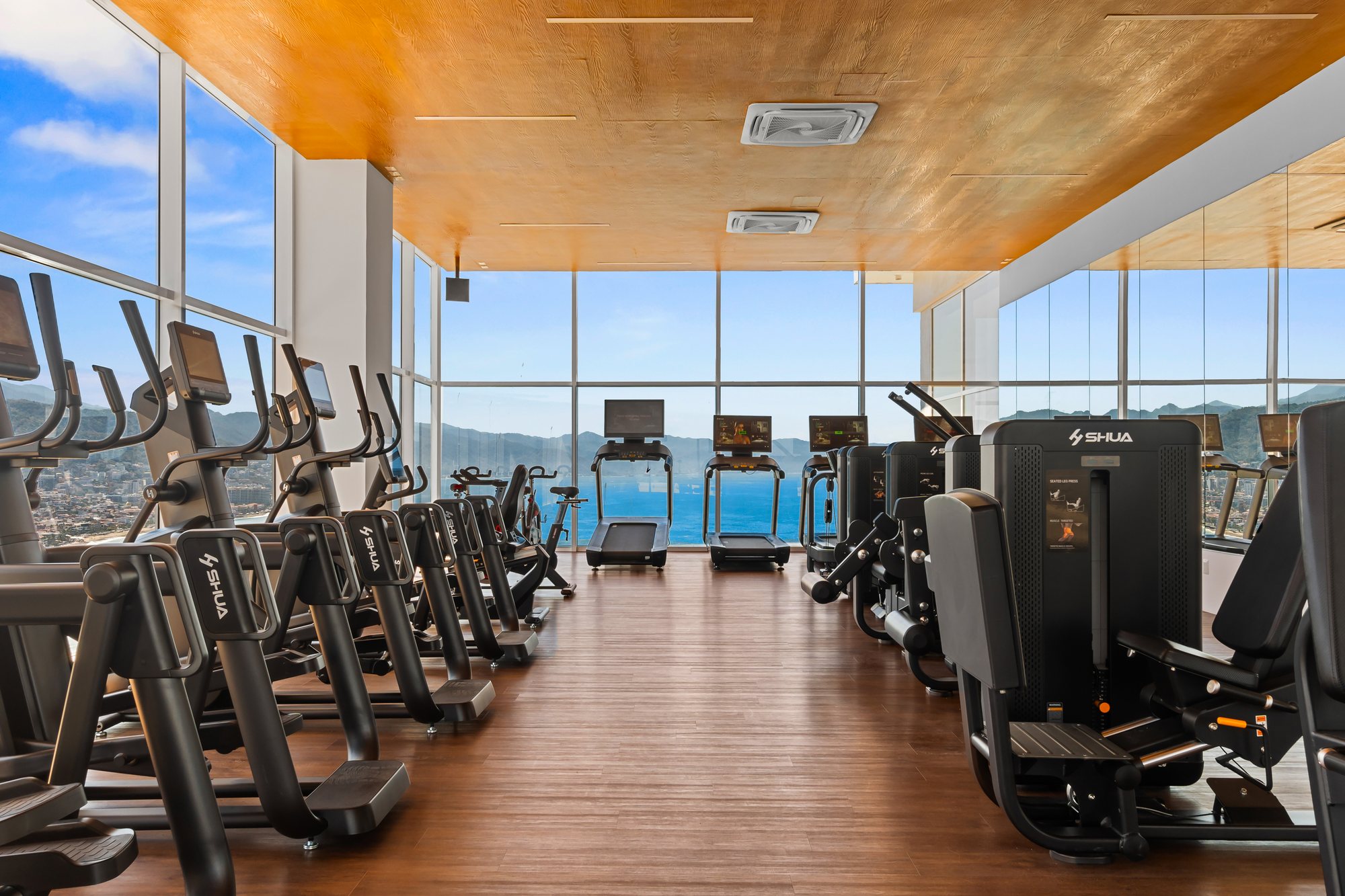 Gimnasio con vista al mar y a la montaña