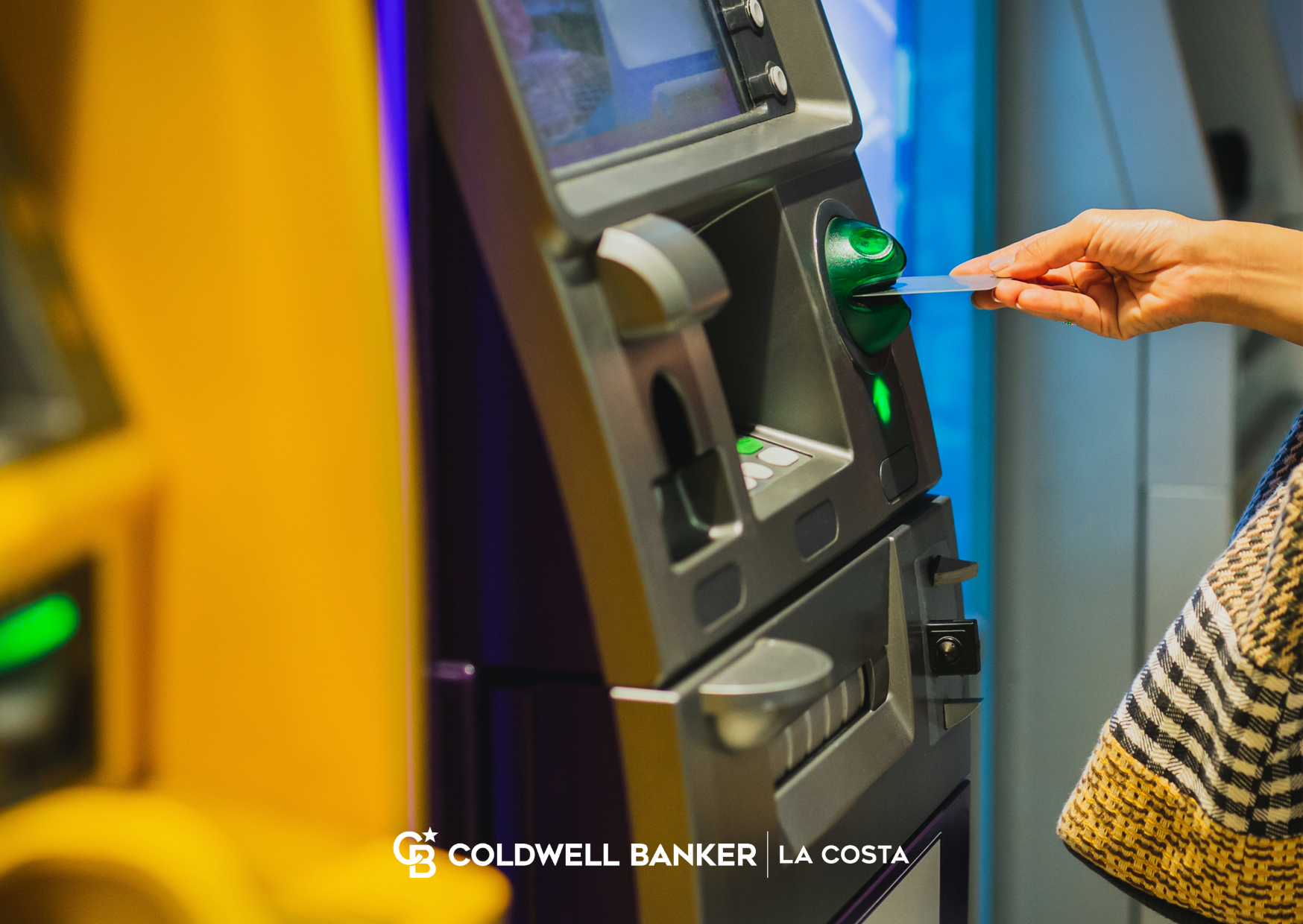Persona introduciendo una tarjeta bancaria en un cajero autom&aacute;tico, ilustrando la banca cotidiana para nuevos residentes de Puerto Vallarta