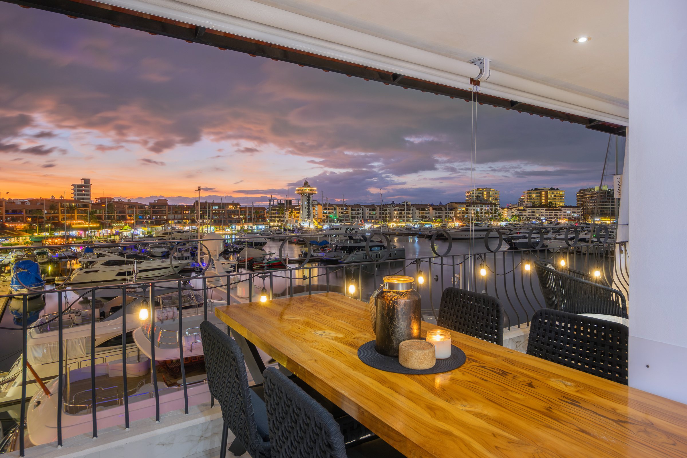 Comedor de la terraza al anochecer sobre los yates de Marina Vallarta
