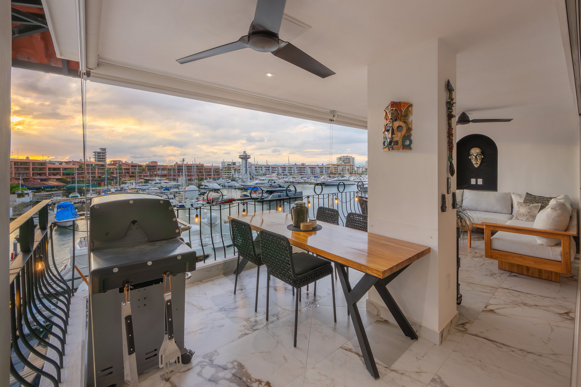 Terraza con asador y comedor sobre la marina