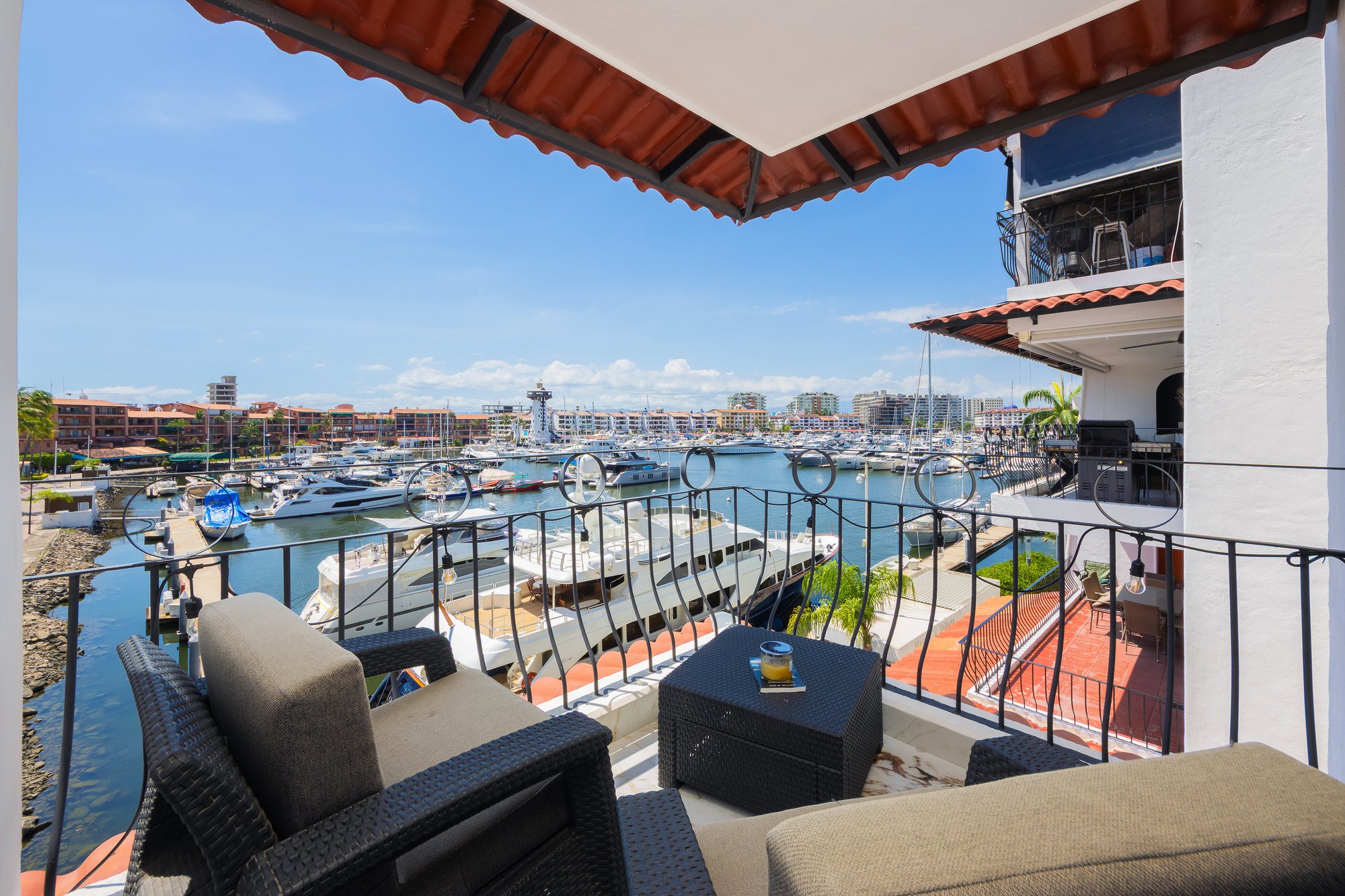 Sala de la terraza de día, con vista a la marina