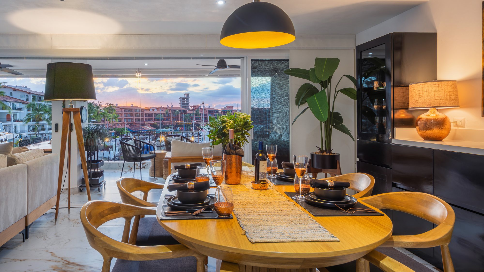 Comedor para seis con la terraza y la marina al fondo