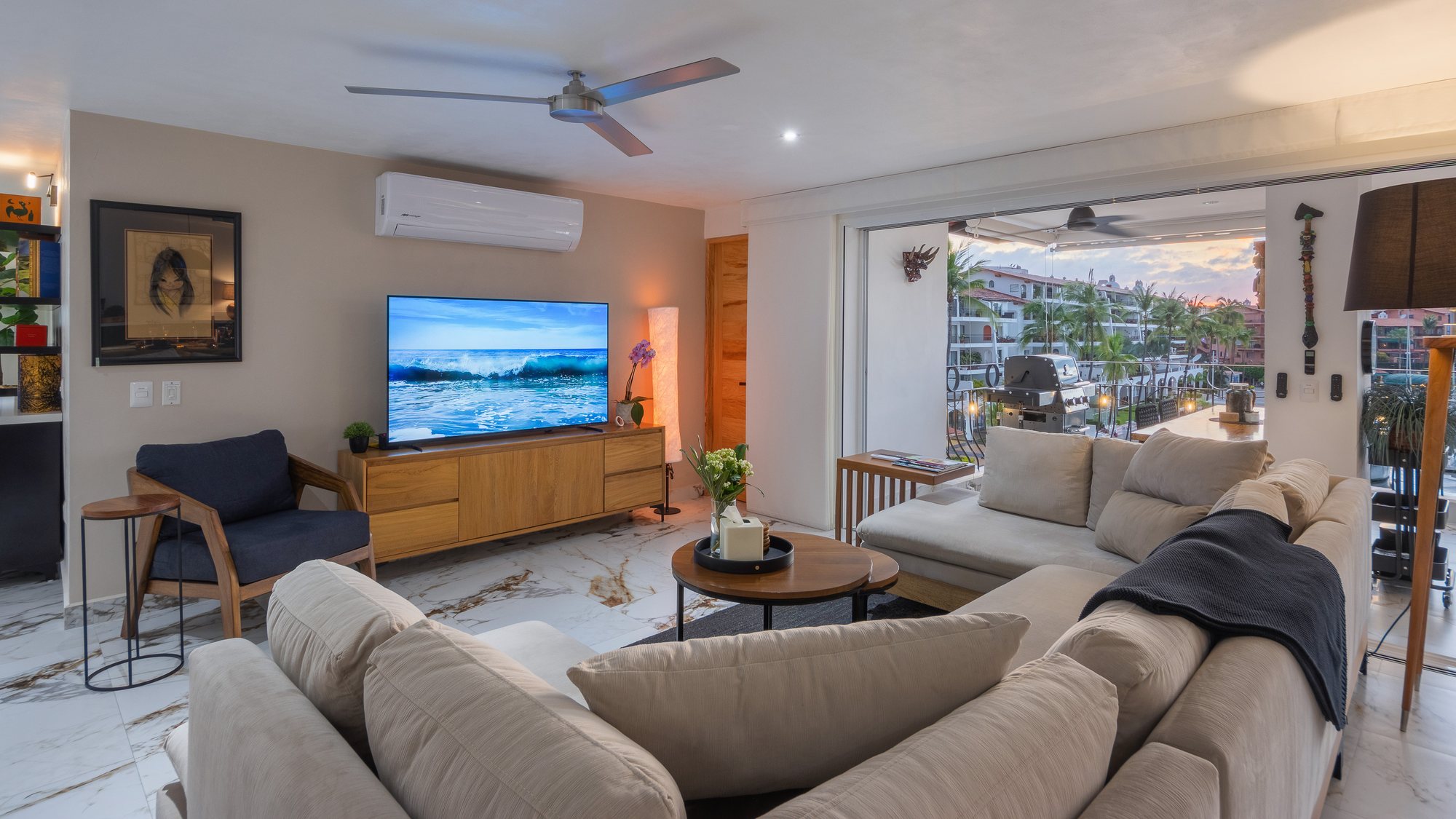 Sala con sofá seccional y aire acondicionado minisplit