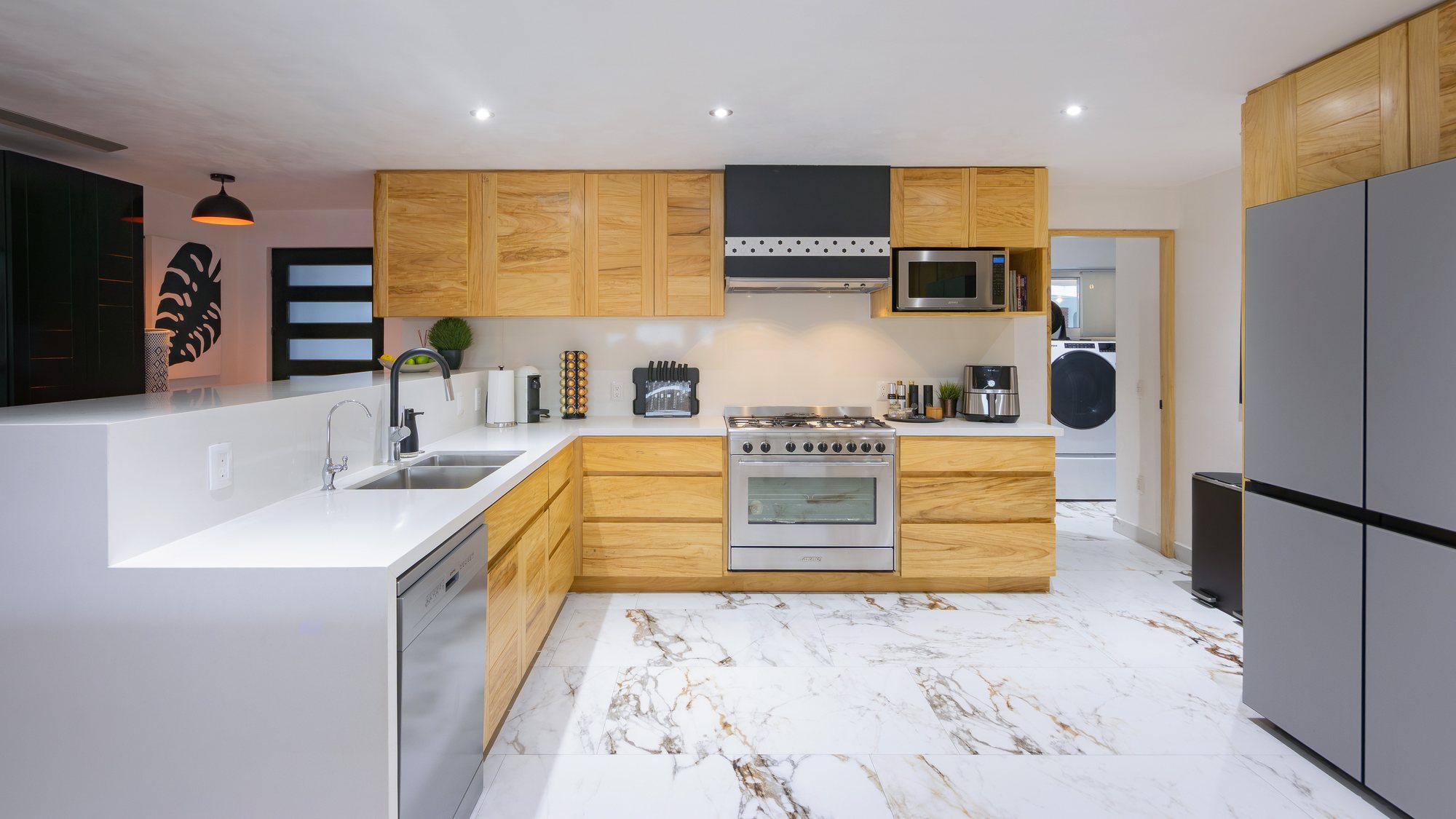 La cocina completa con refrigerador y congelador
