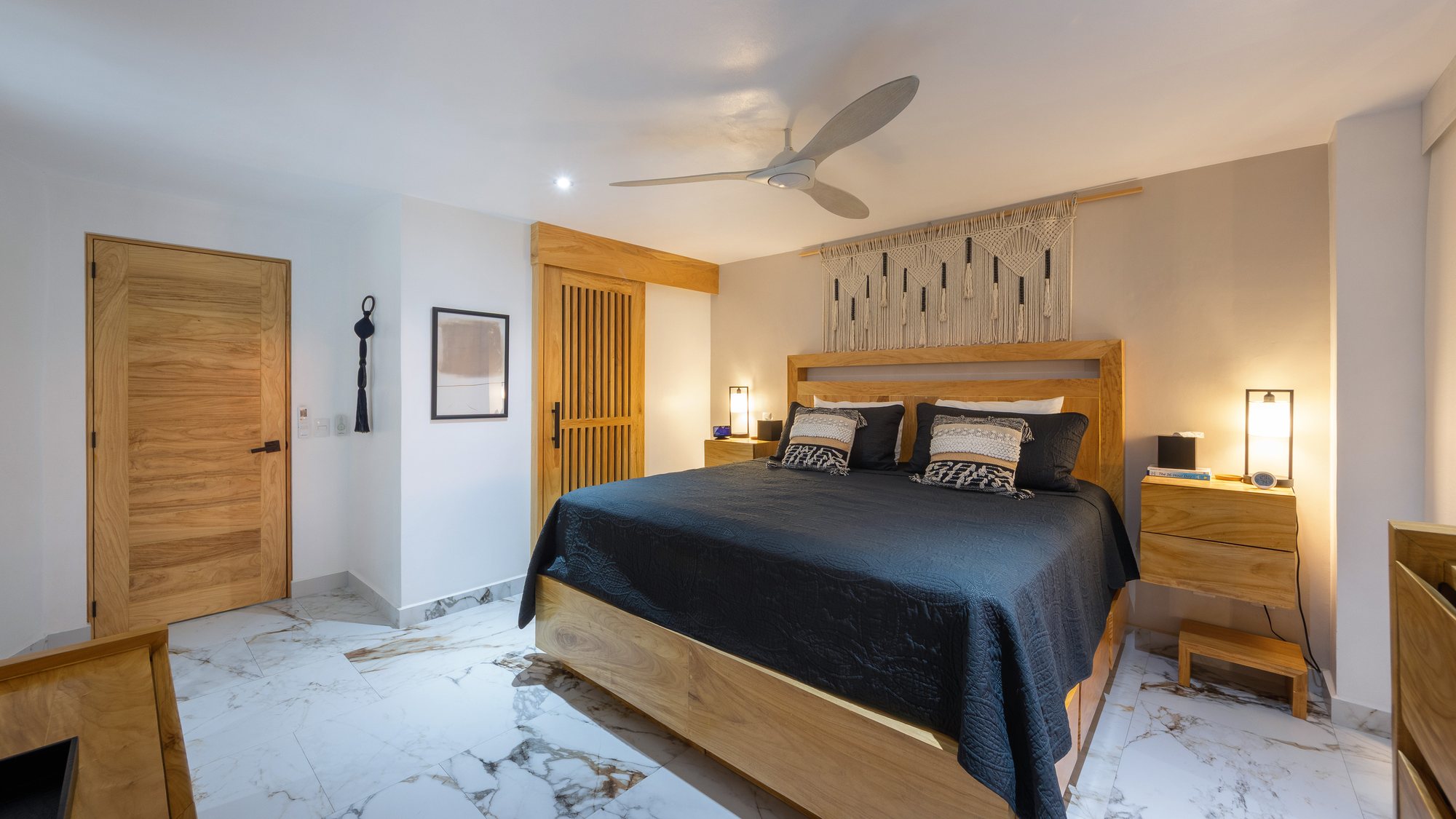 Recámara con cama y burós de madera