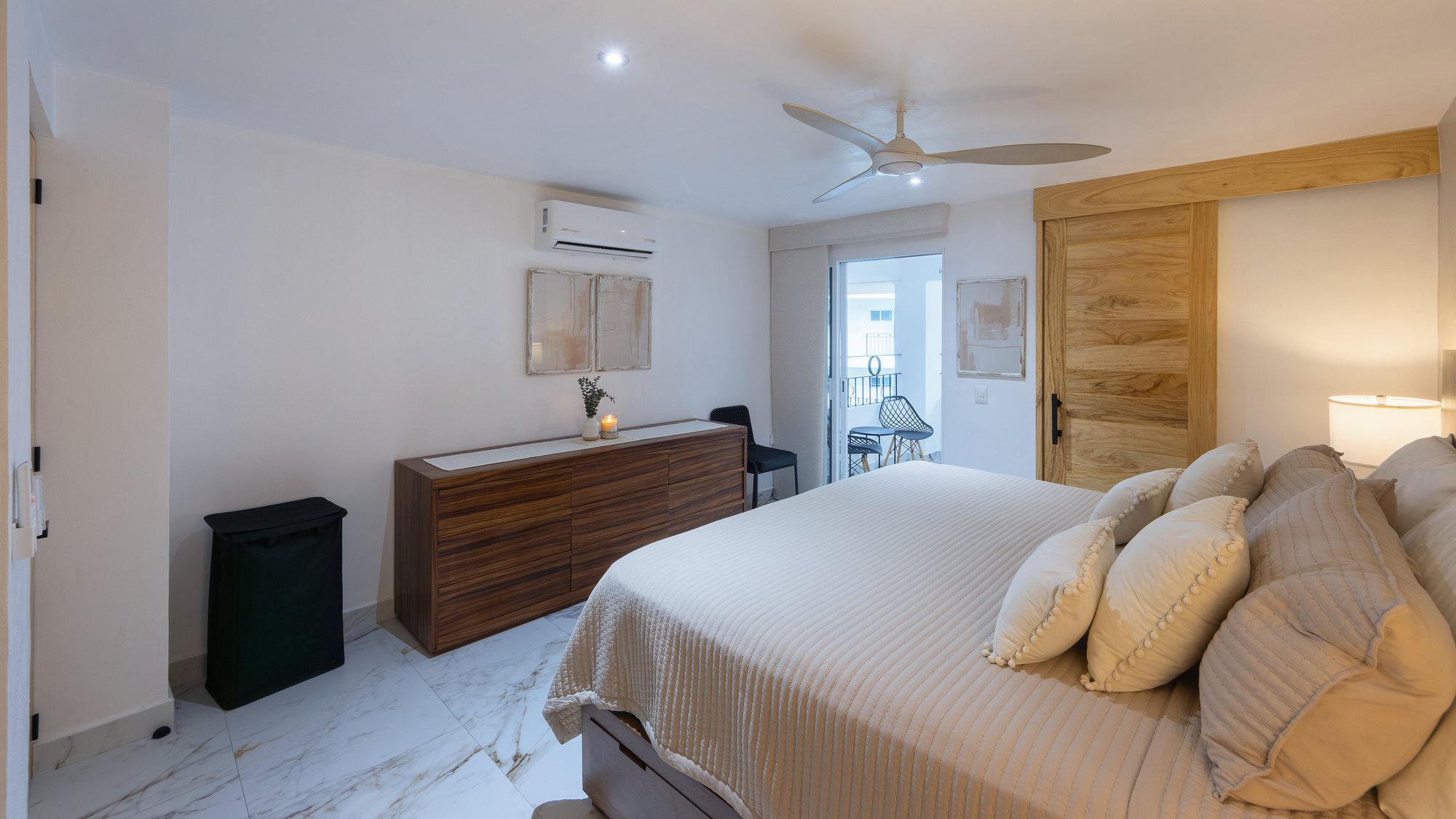 Recámara con cama king y cómoda de madera