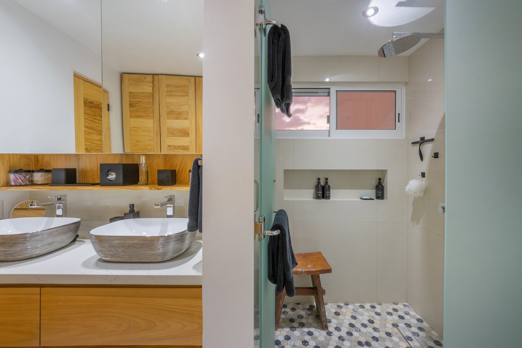 Baño con doble lavabo de sobreponer y regadera