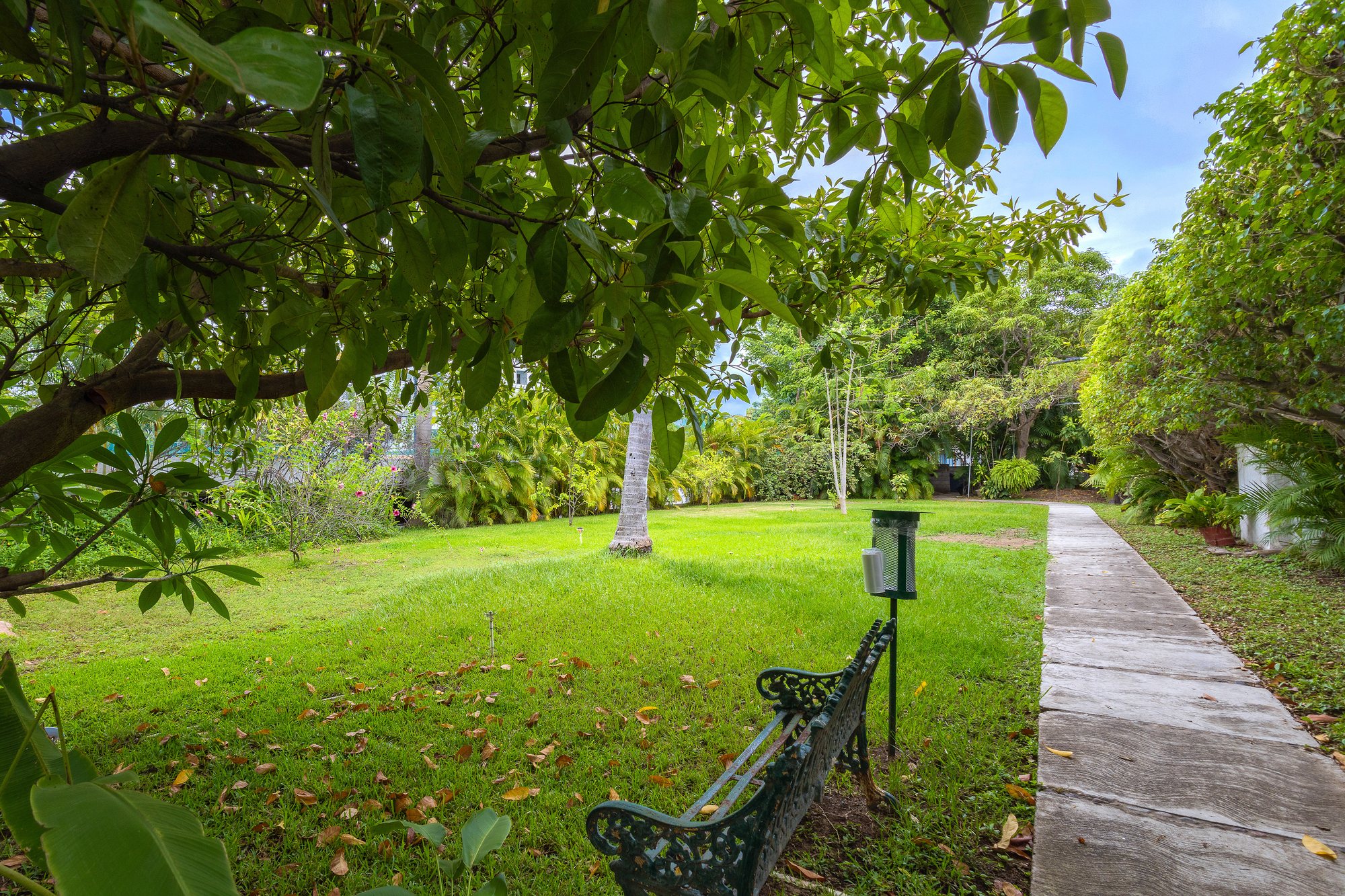 Andador del jardín dentro del conjunto