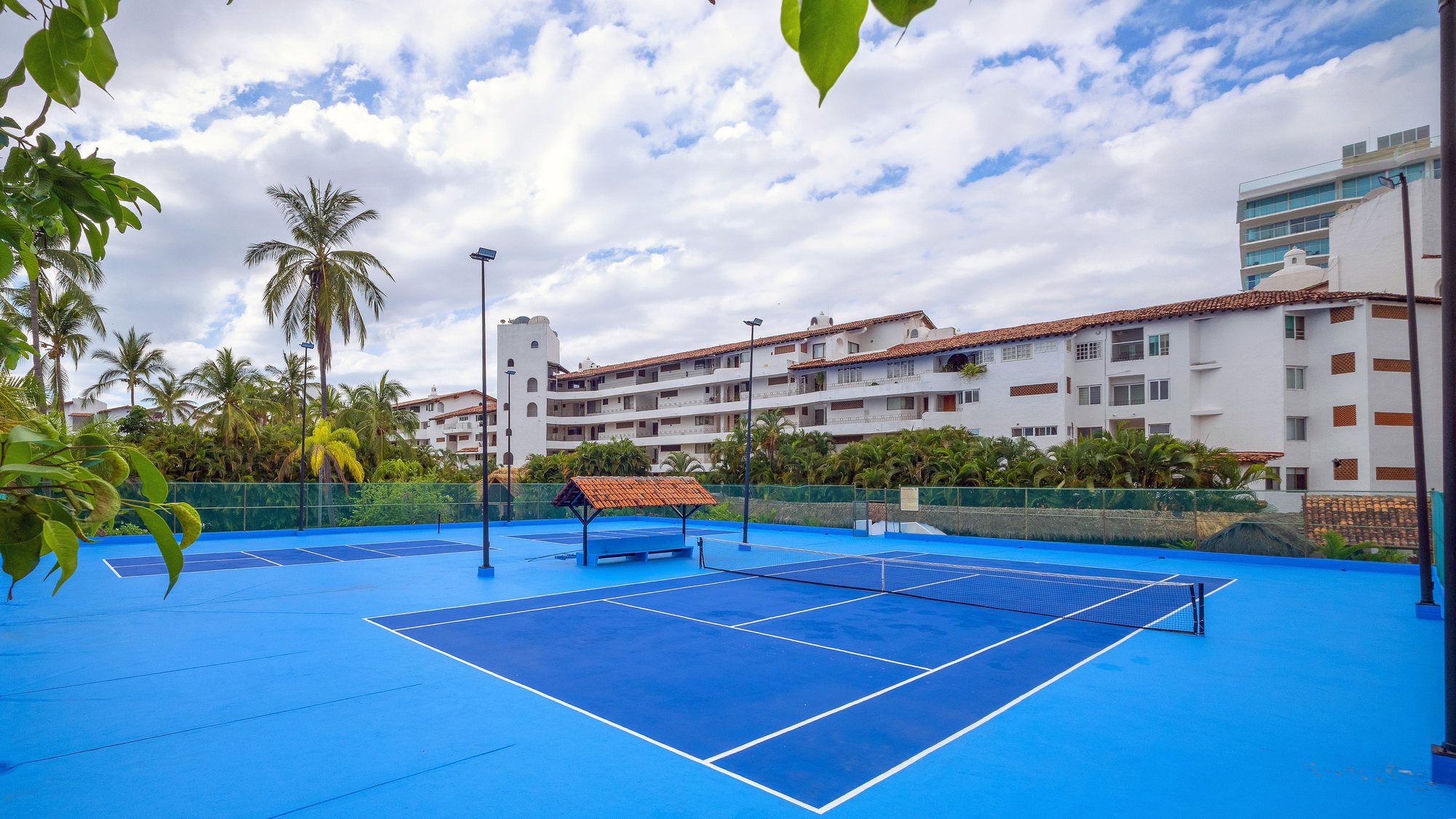 Cancha de tenis y básquetbol