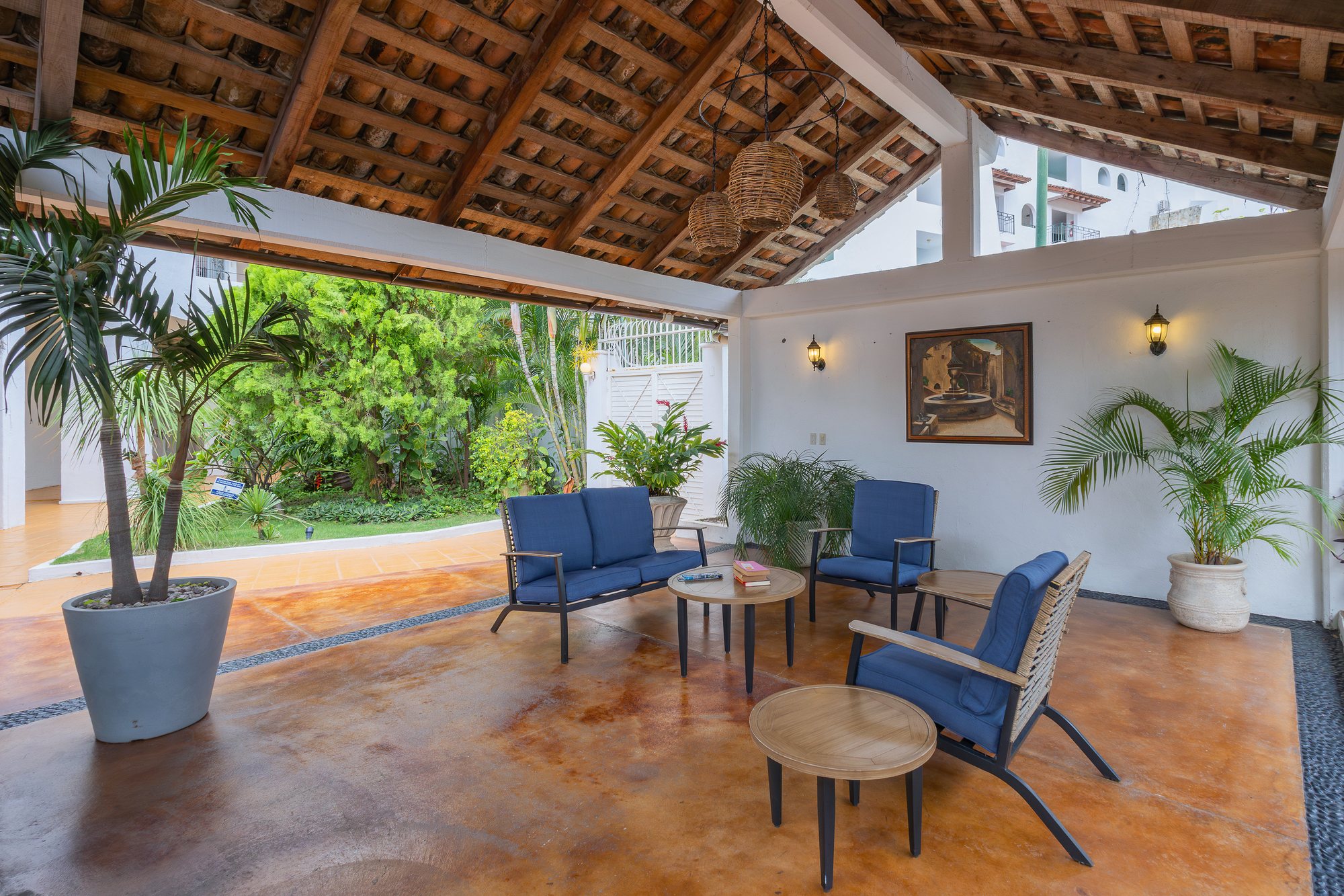 Área de estar techada junto a los jardines