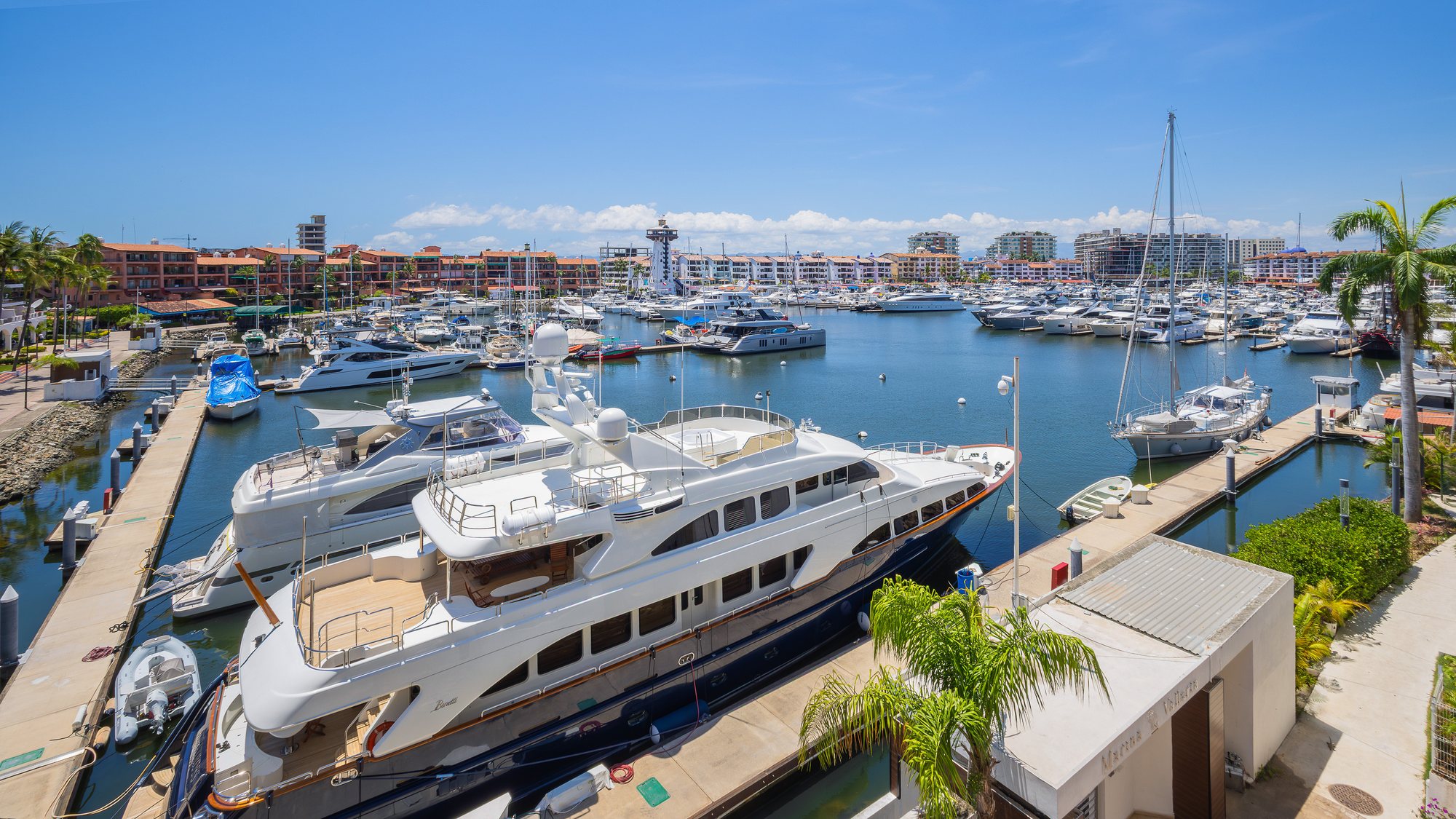 Marina Vallarta y sus yates, vistas desde arriba