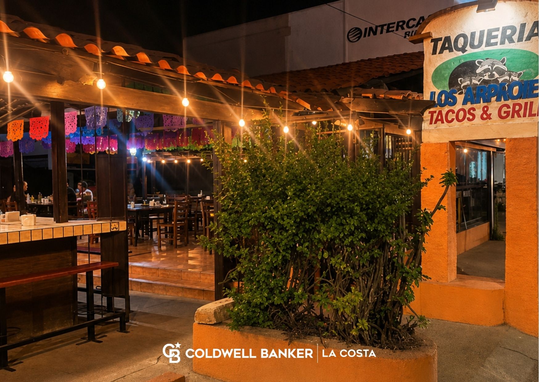 Terraza de restaurante en Puerto Vallarta al atardecer, ambiente gastronomico de barrio cerca de Bahia de Banderas