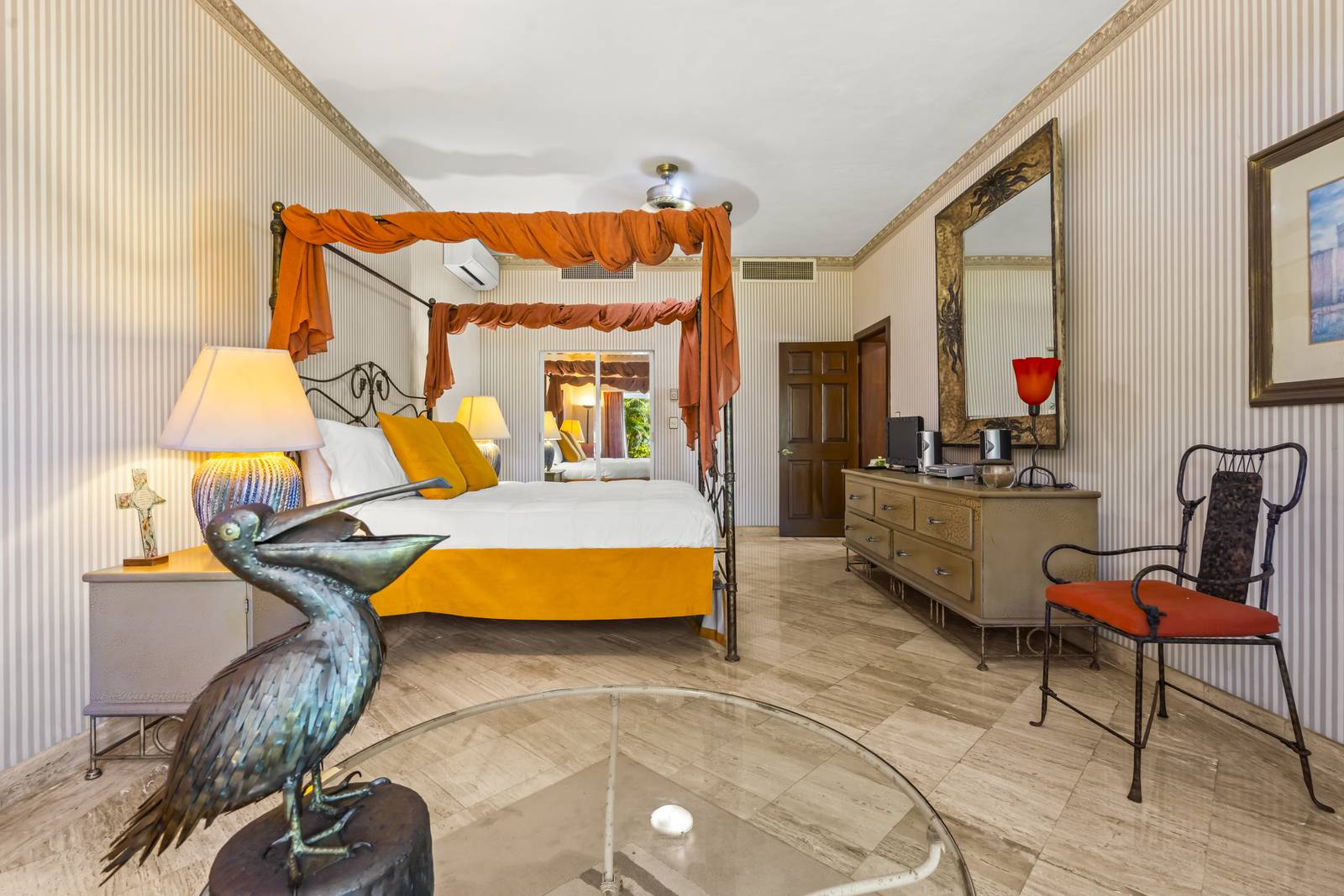 Bedroom suite with four-poster bed