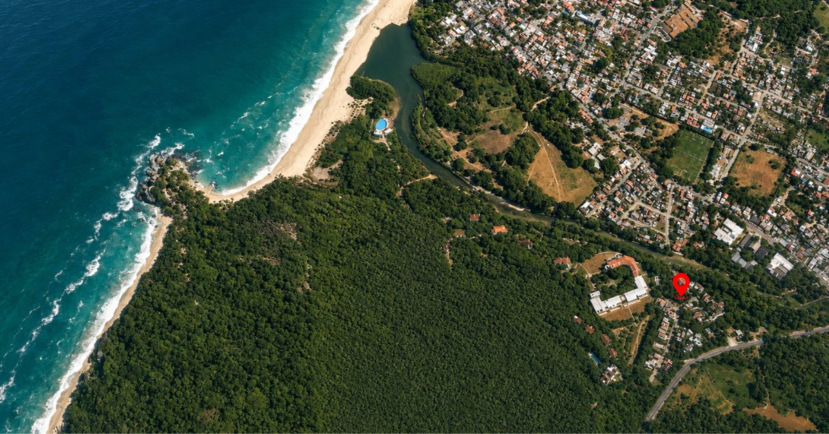 Mapa aéreo de San Pancho con la casa marcada, entre la playa y la selva