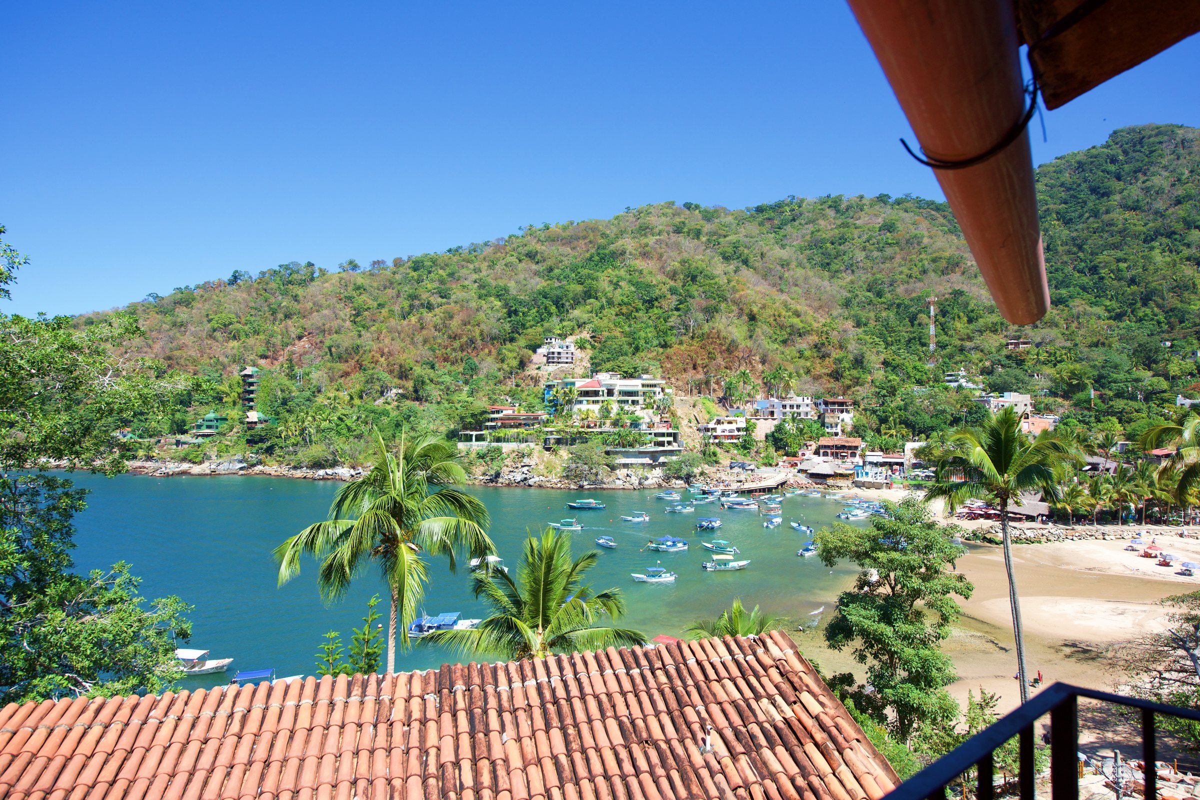 La bahía de Boca de Tomatlán, sus lanchas y su playa, vistas desde Villa Serena Mar
