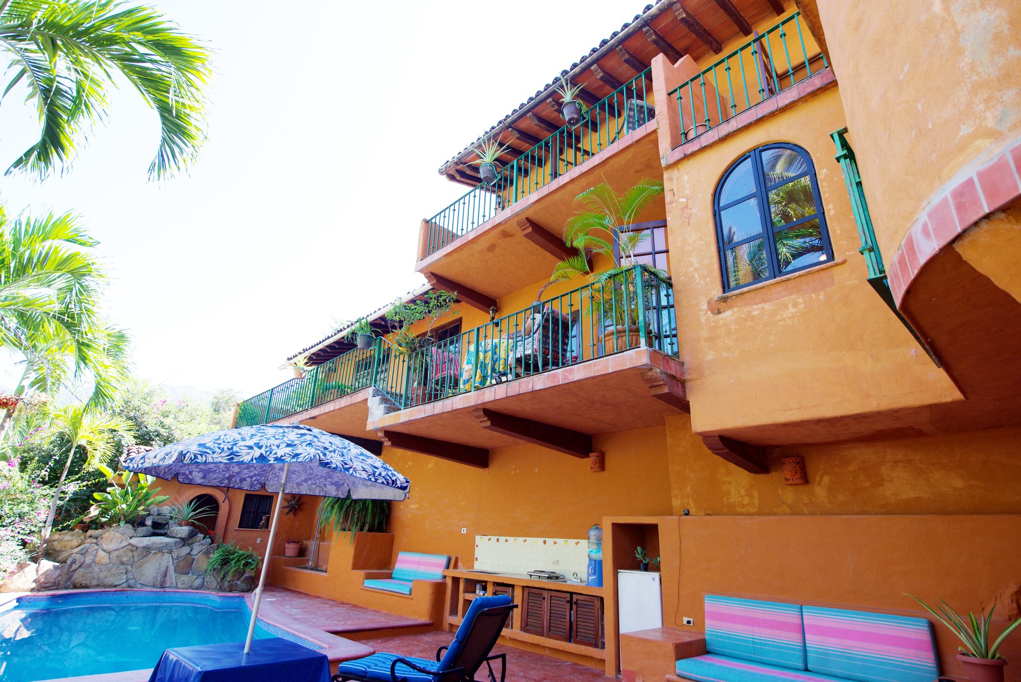 La villa en terrazas sobre la alberca y la cocina exterior