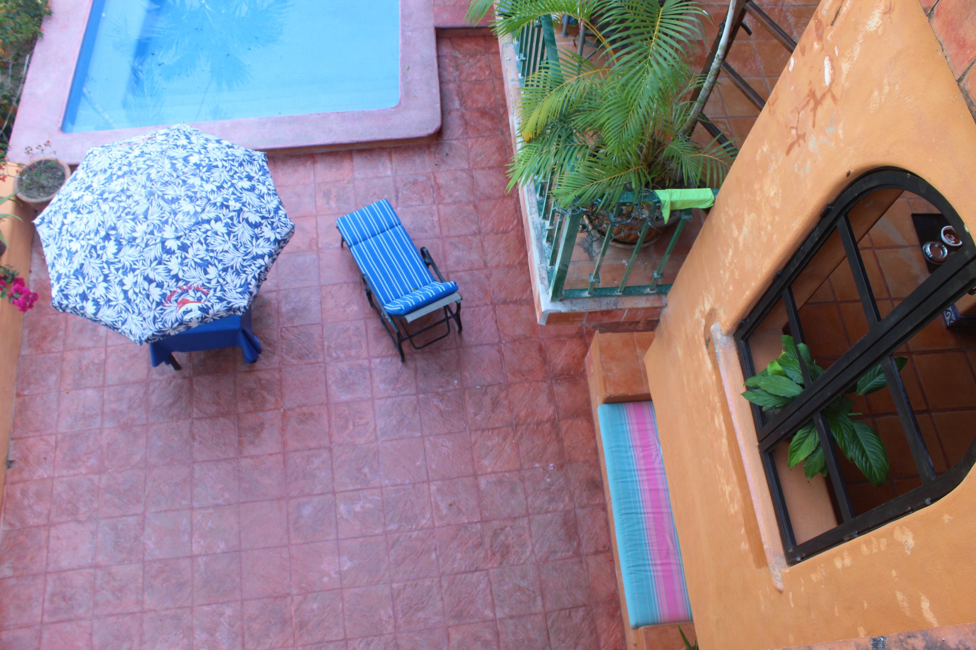 Terraza de la alberca con rincón de descanso y camastro