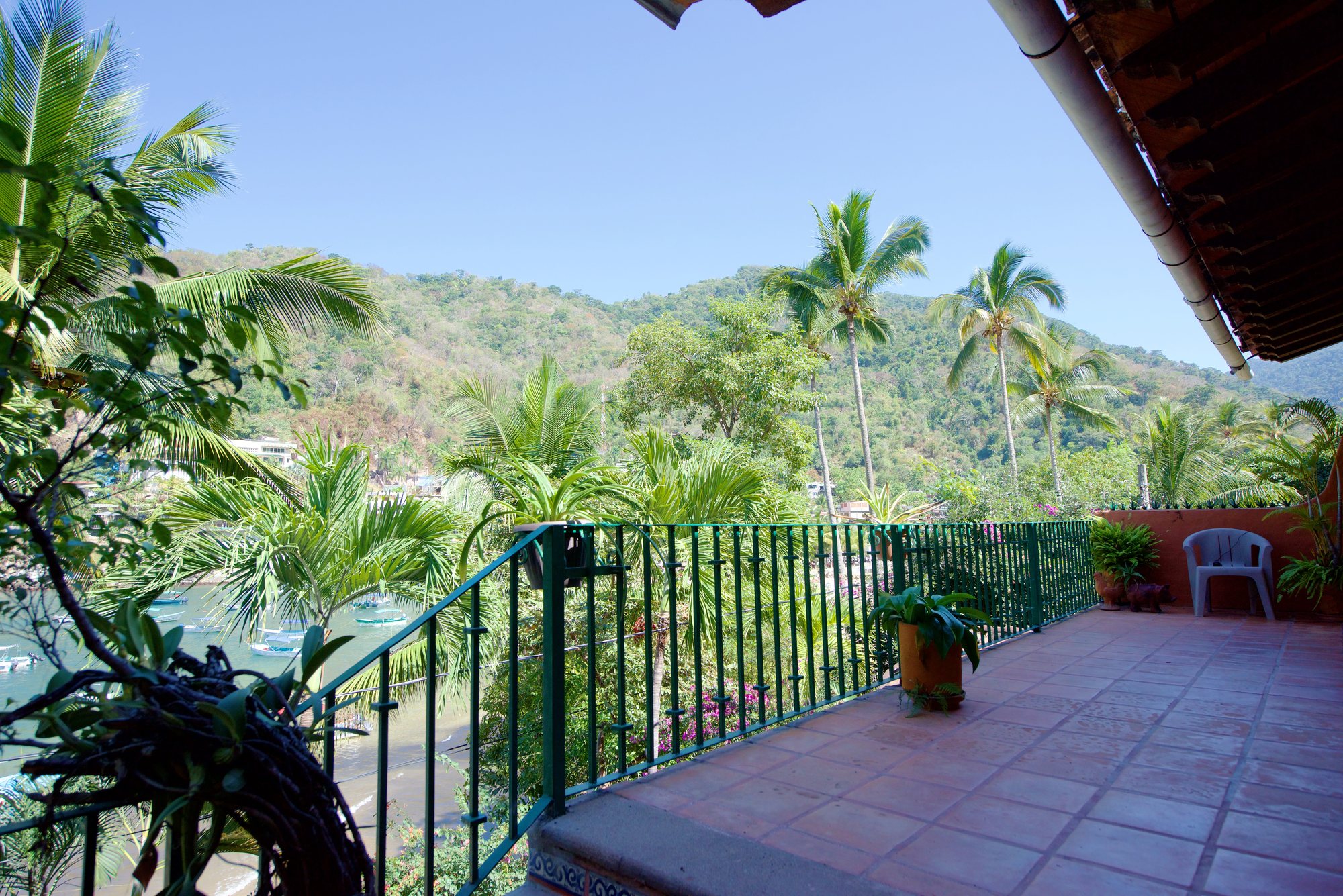 Terraza superior frente a los cerros de selva y la bahía