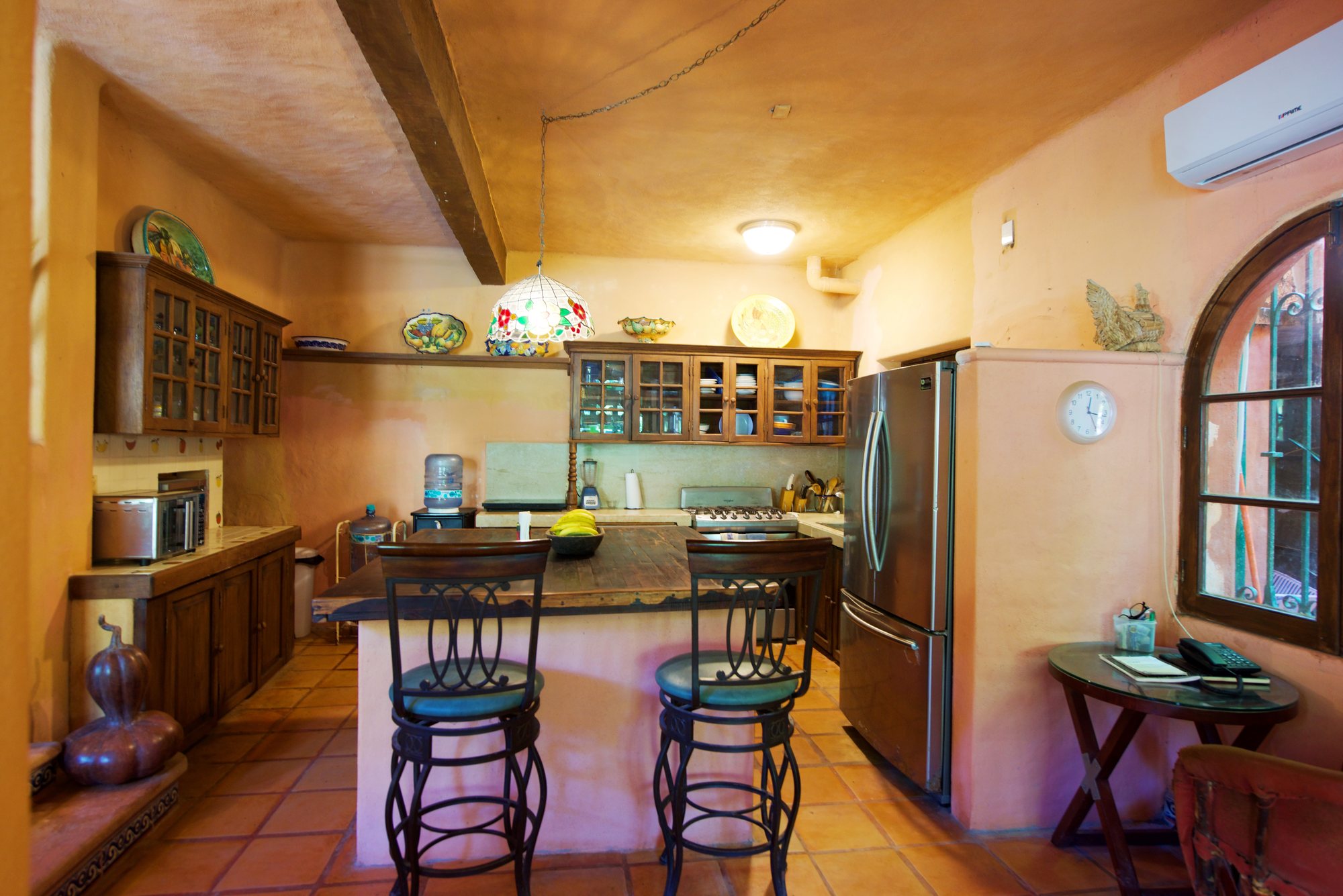 Isla de la cocina con bancos y gabinetes de madera