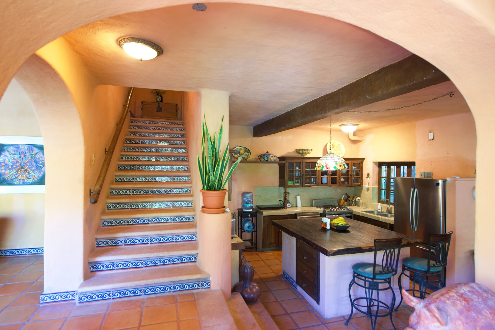 Escalera con talavera junto a la cocina