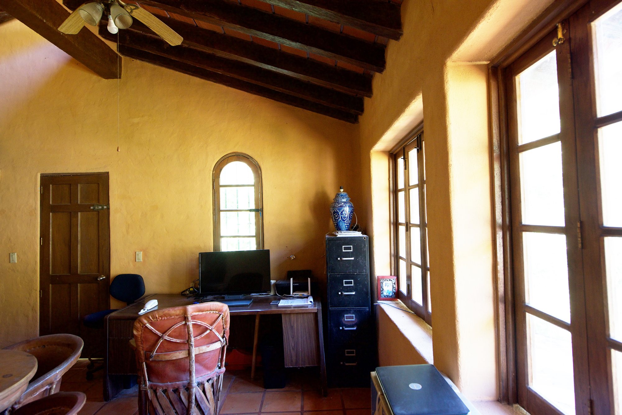 Estudio con ventanales y techo de vigas